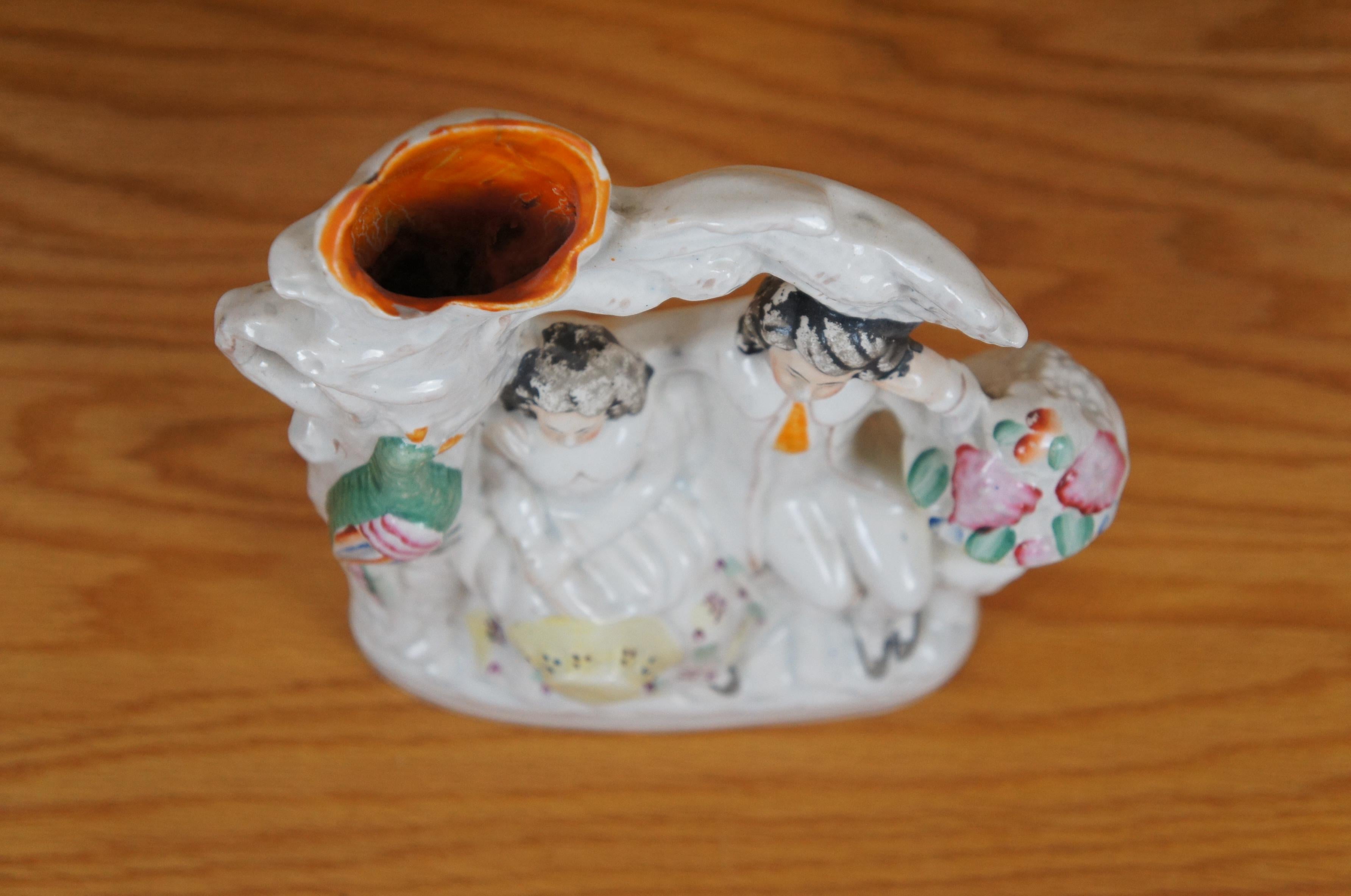 Antico vaso in porcellana dello Staffordshire, con albero degli innamorati e coppia seduta, 11