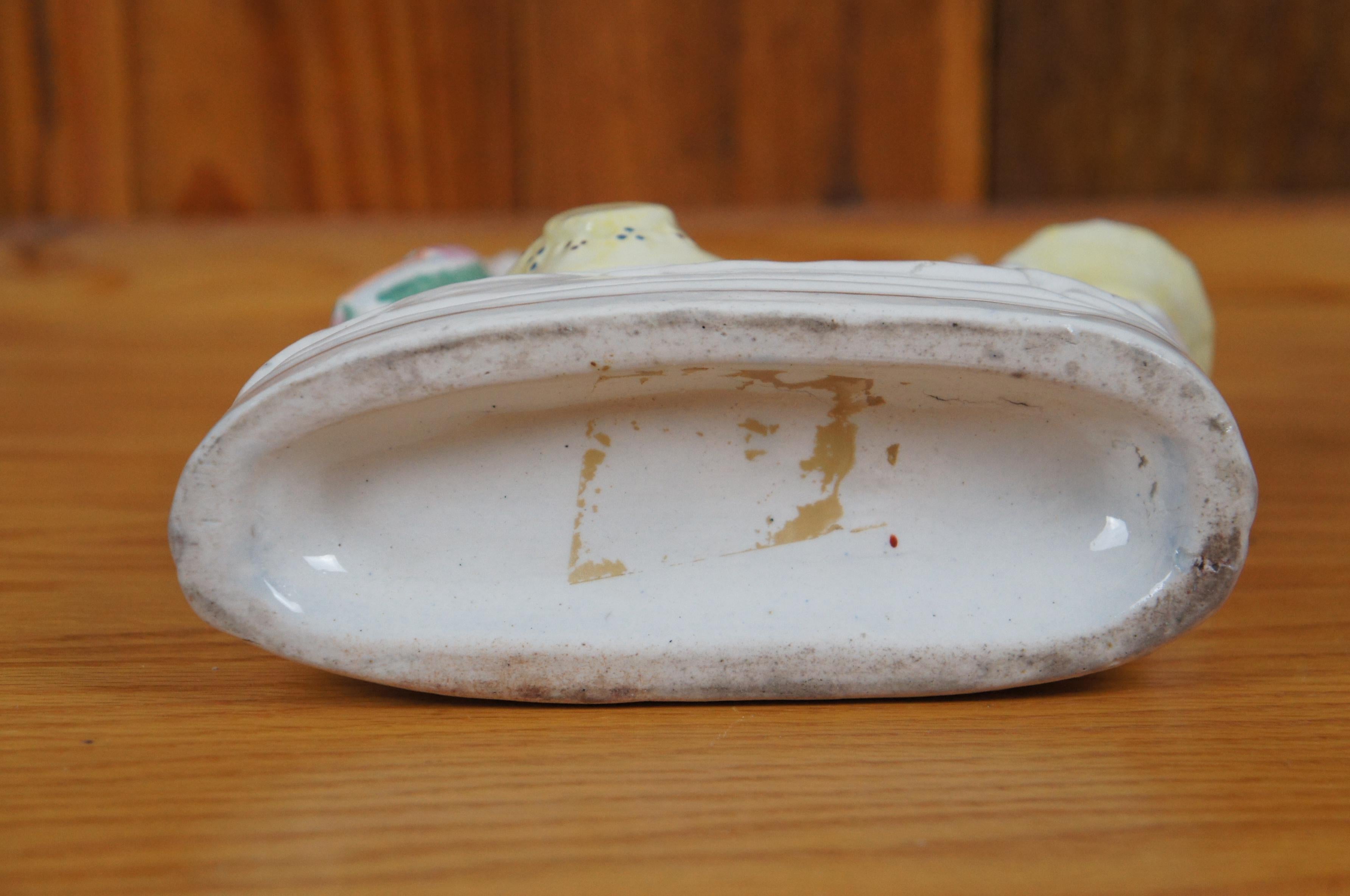 Antico vaso in porcellana dello Staffordshire, con albero degli innamorati e coppia seduta, 11