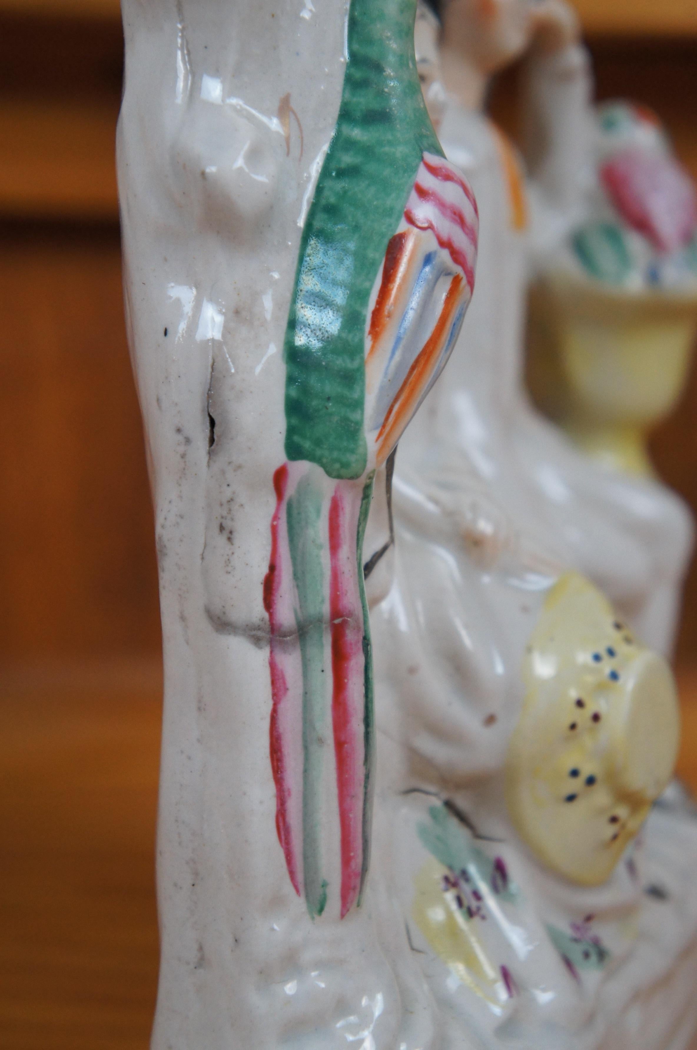 Antico vaso in porcellana dello Staffordshire, con albero degli innamorati e coppia seduta, 11
