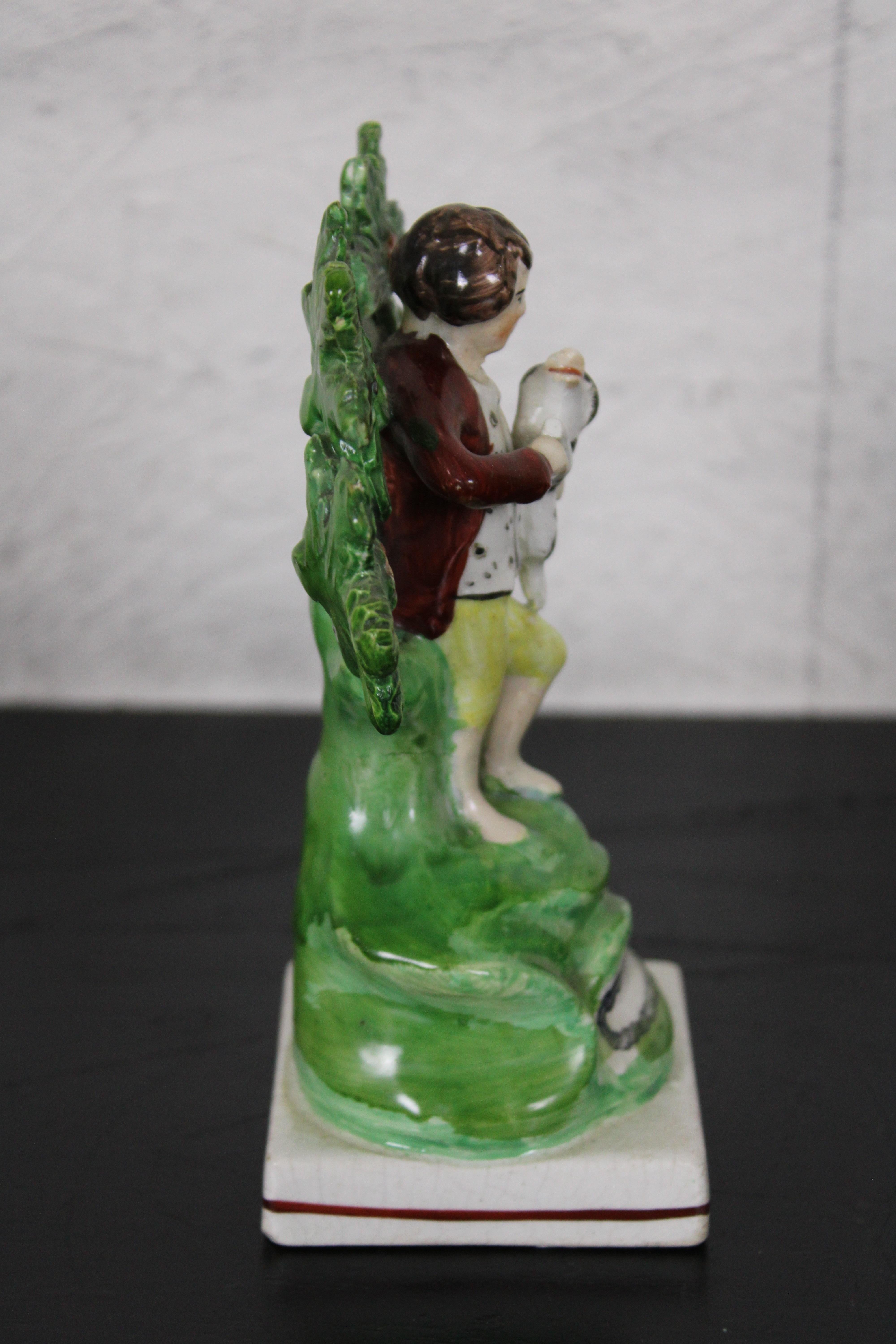 Ancienne figurine Bocage en porcelaine perlée du Staffordshire représentant un garçon et un chien en vente 1
