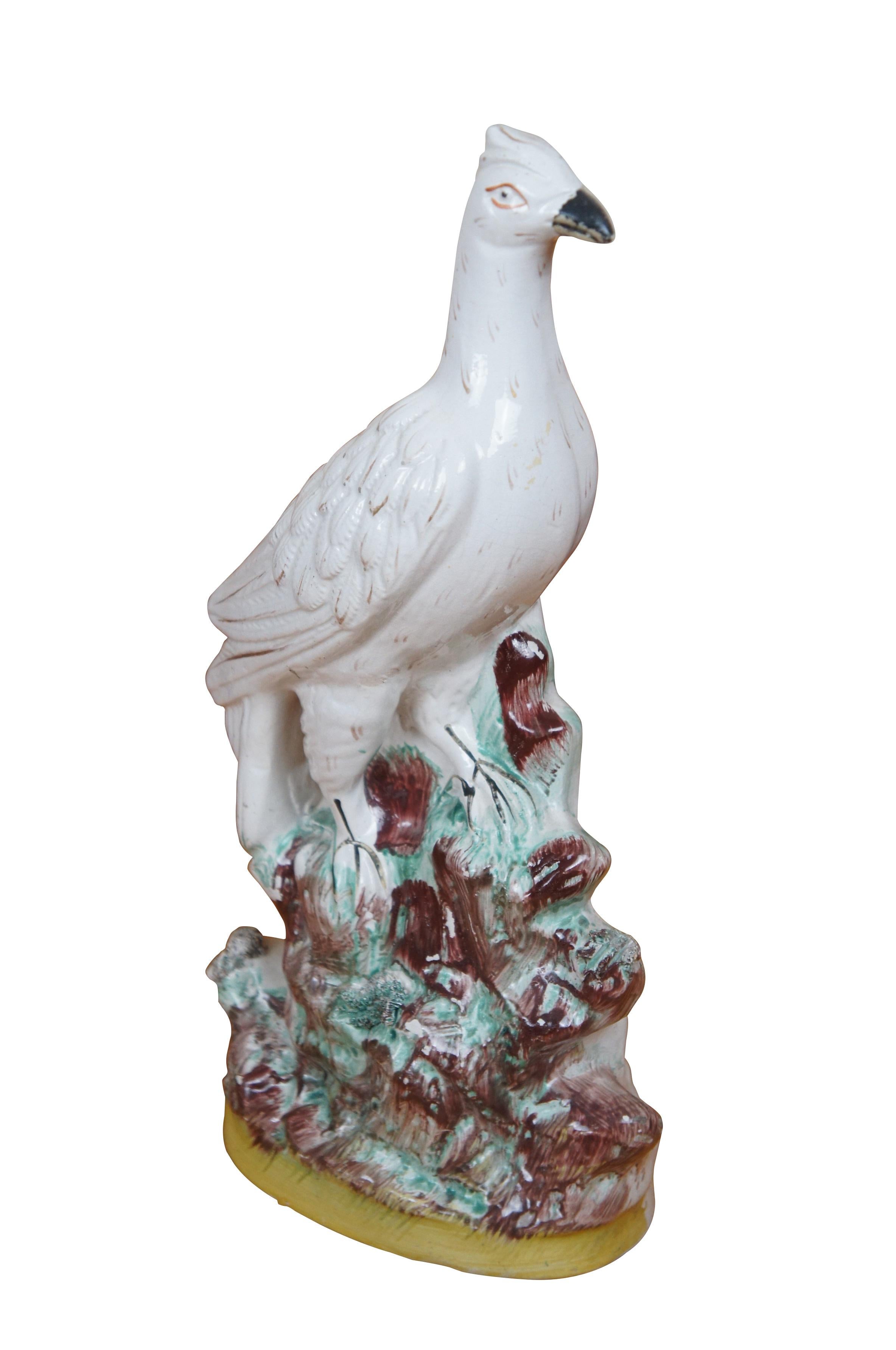 Gran figurita antigua de porcelana inglesa de Staffordshire del siglo XIX que representa un pájaro roc blanco / faisán oriental posado sobre un montón de rocas musgosas.

Dimensiones:
6