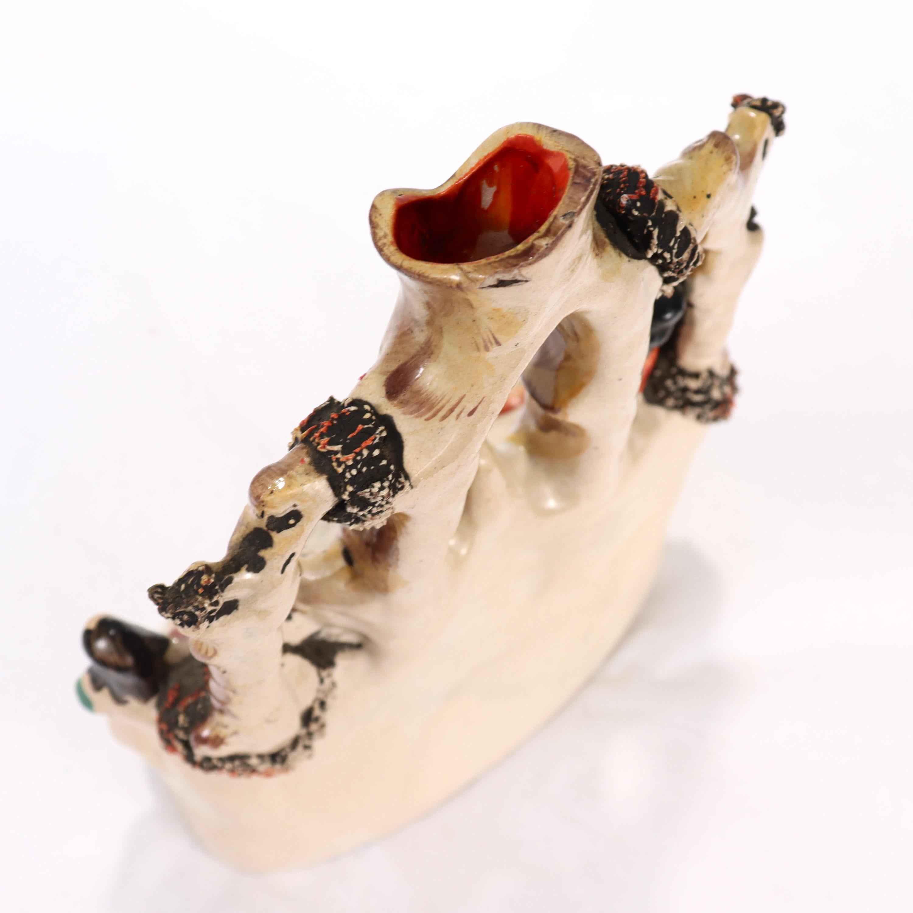 Figurine à dos plat d'un camp gitan avec feu de camp du Staffordshire Pottery en vente 2