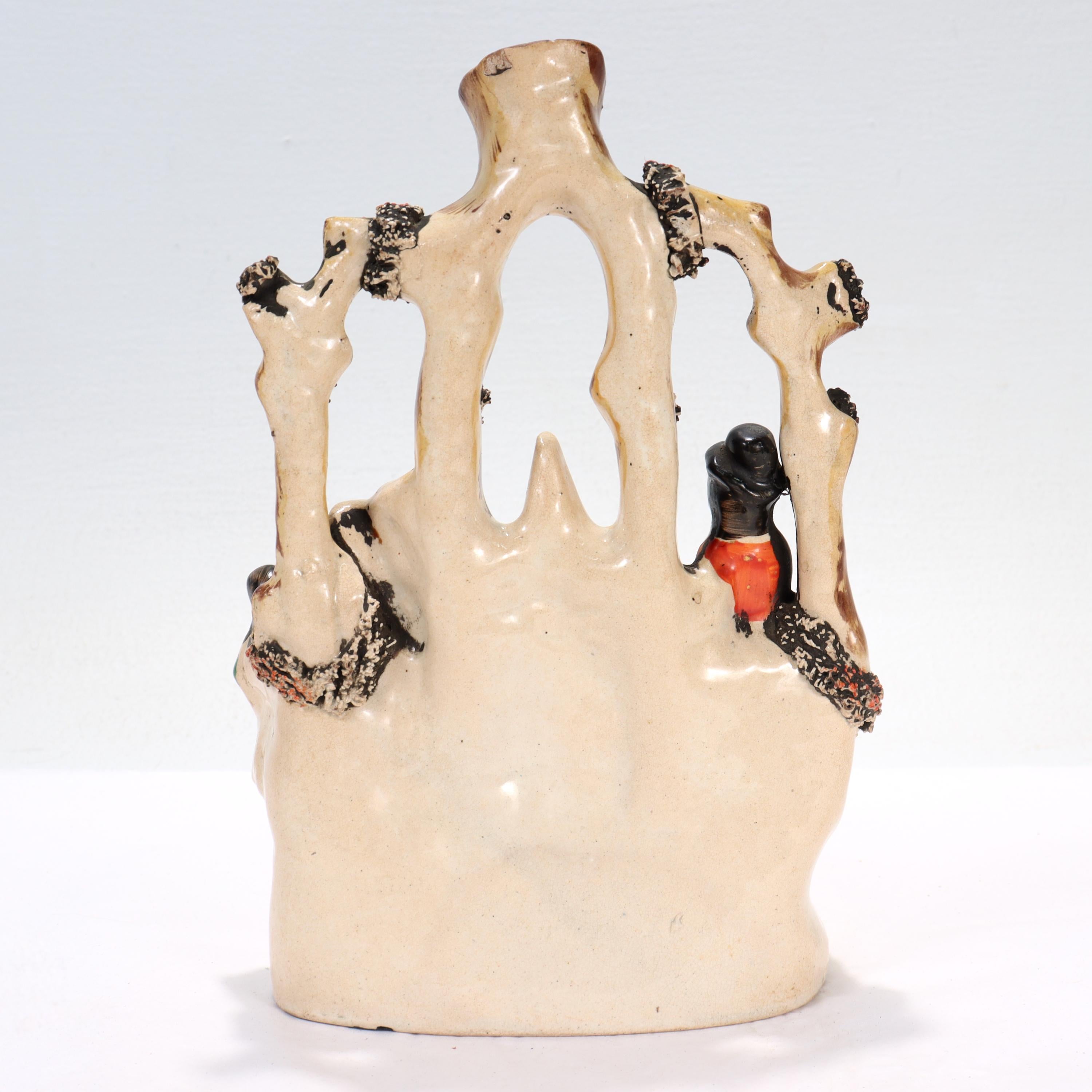 Figurine à dos plat d'un camp gitan avec feu de camp du Staffordshire Pottery État moyen - En vente à Philadelphia, PA