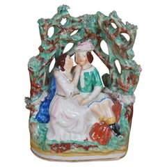 Antiquities Staffordshire Romeo & Juliet Lovers in the Garden Figurine 8" (Figurine des amoureux dans le jardin)