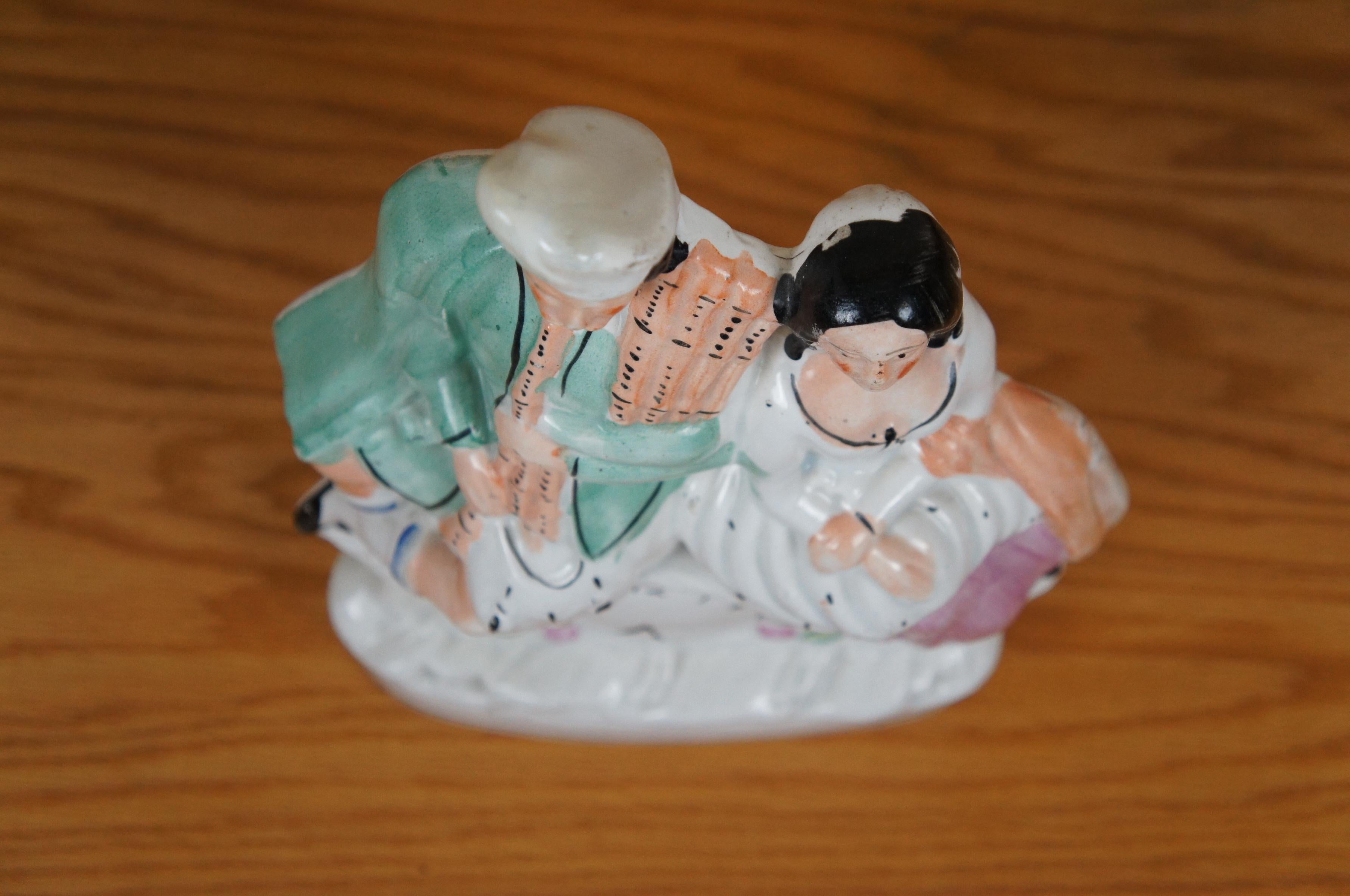 Figurita Reloj Antiguo Staffordshire Scottish Highland Pareja Bolsa Pipas 14
