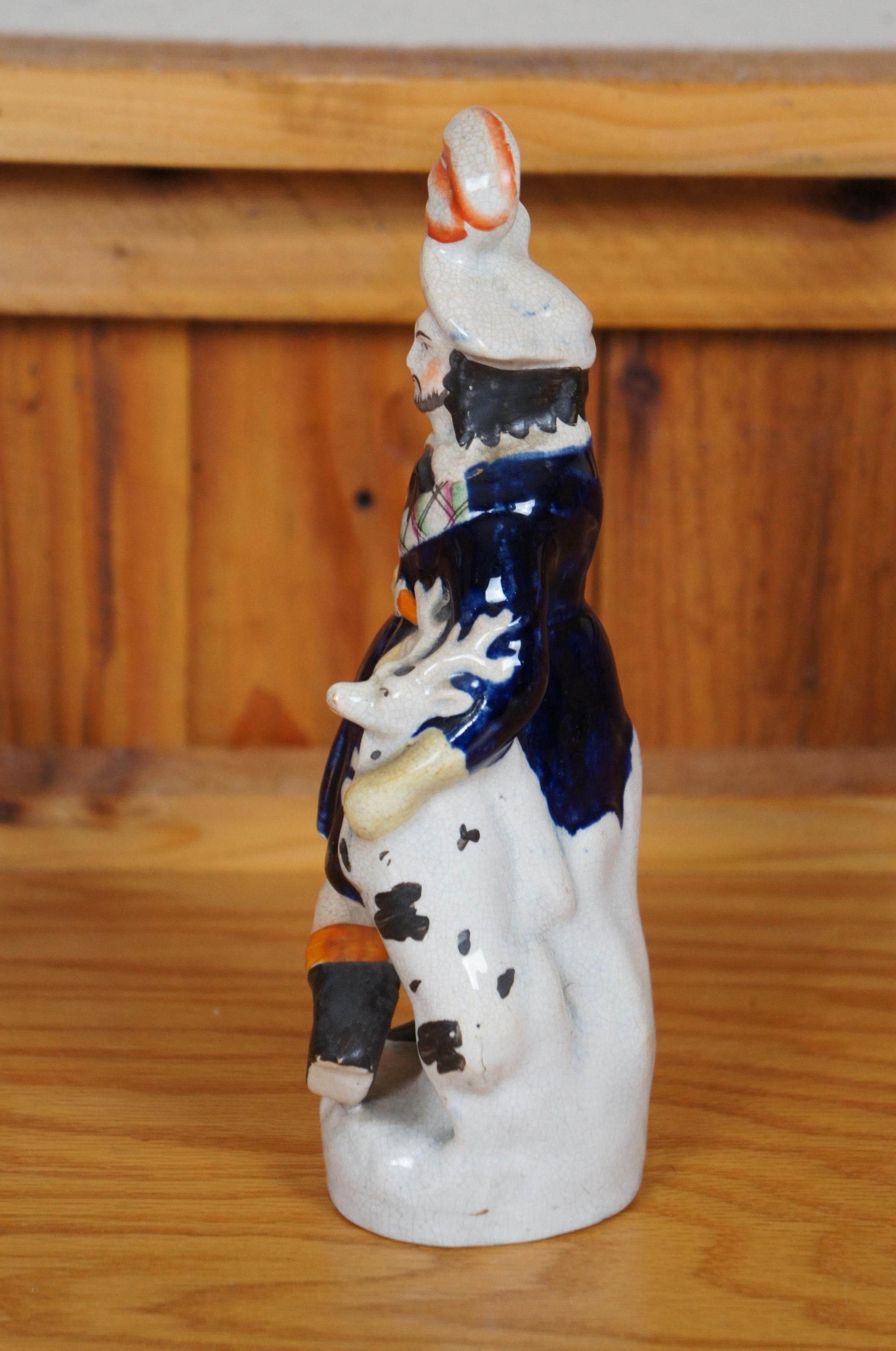 XIXe siècle Ancienne figurine de cerf chasseur des Highlands écossais du Staffordshire, 9 po. en vente