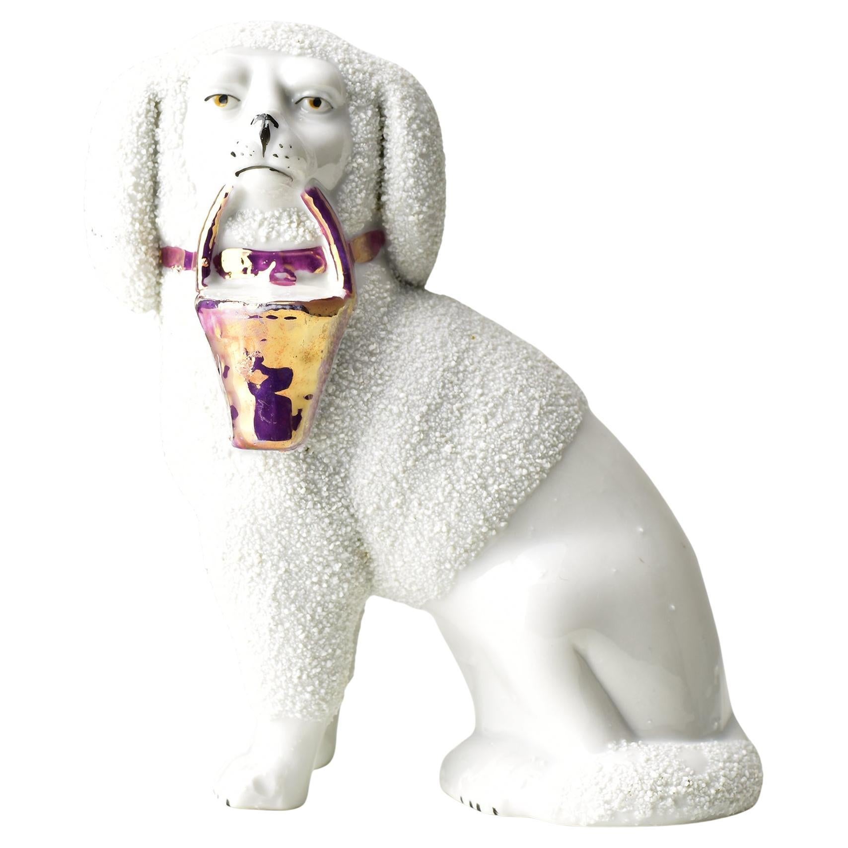 Diese bezaubernde antike Staffordshire-Porzellanfigur aus der Zeit um 1860 stellt einen Puffhund - wahrscheinlich einen Pudel - dar, der mit außergewöhnlicher Liebe zum Detail gefertigt wurde. Die Figur ist mit dem charakteristischen 