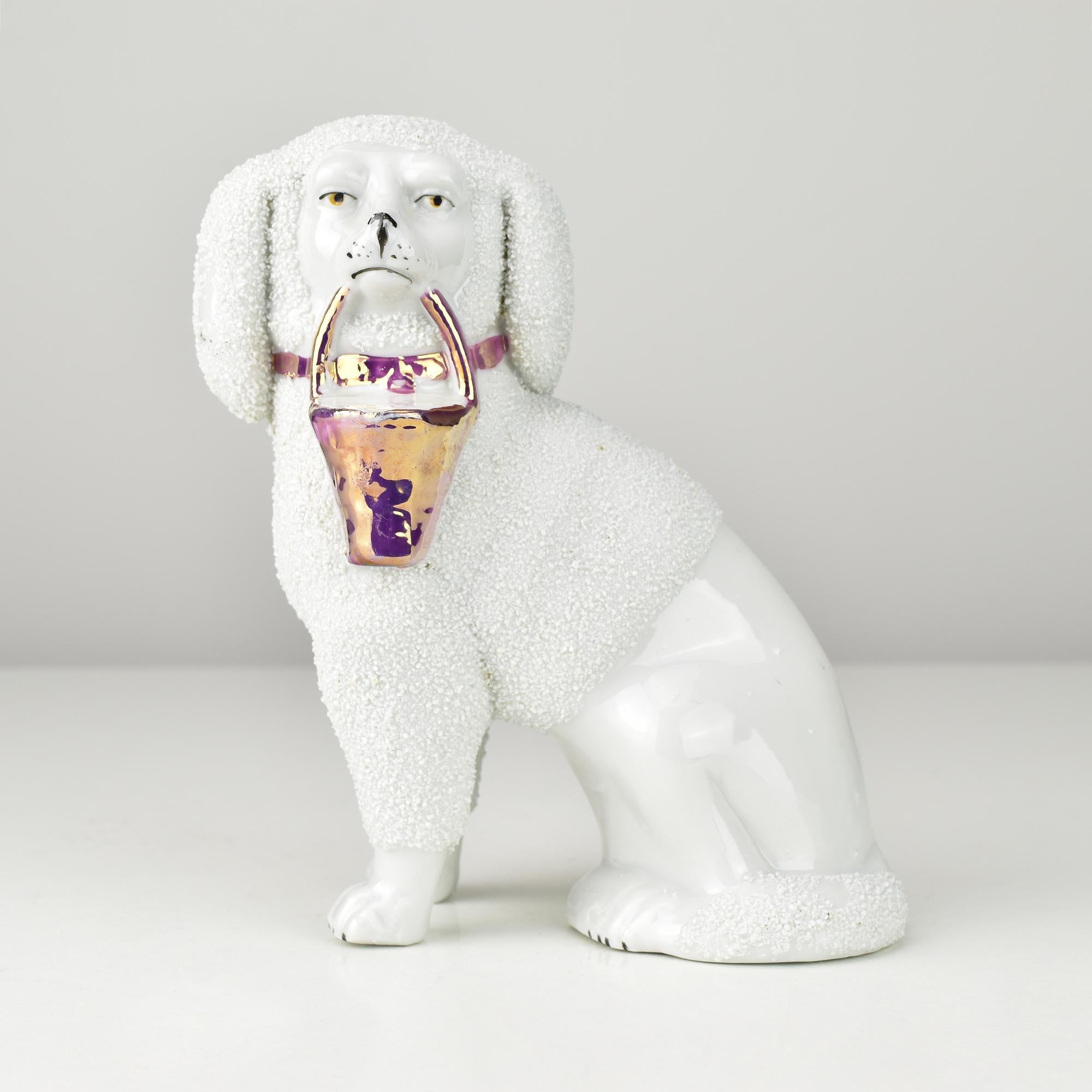 Antike Stafordshire Puff Hund Konfettifigur mit schillernder Oberfläche aus Porzellan 1860 (Viktorianisch) im Angebot
