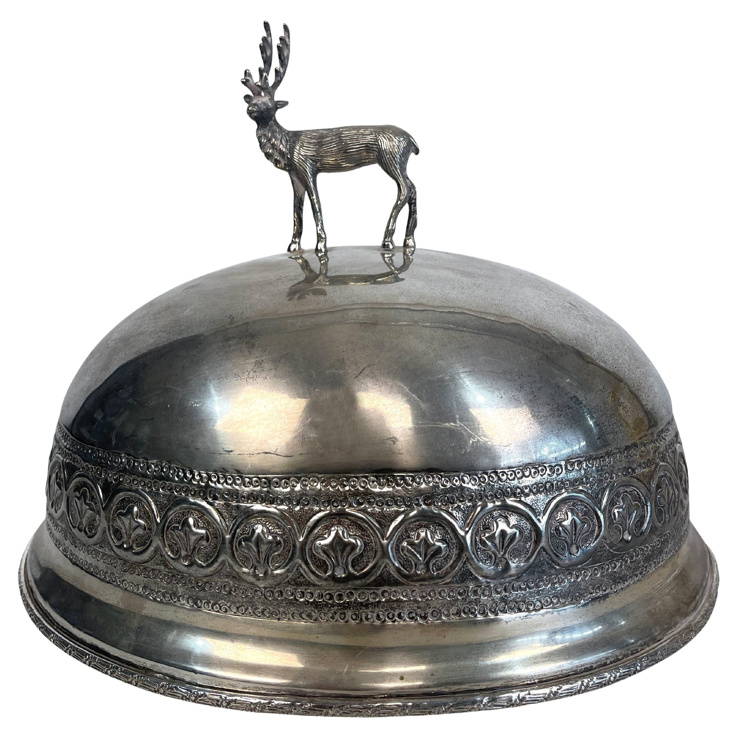 Dôme à viande antique en métal argenté recouvert de cerf en vente
