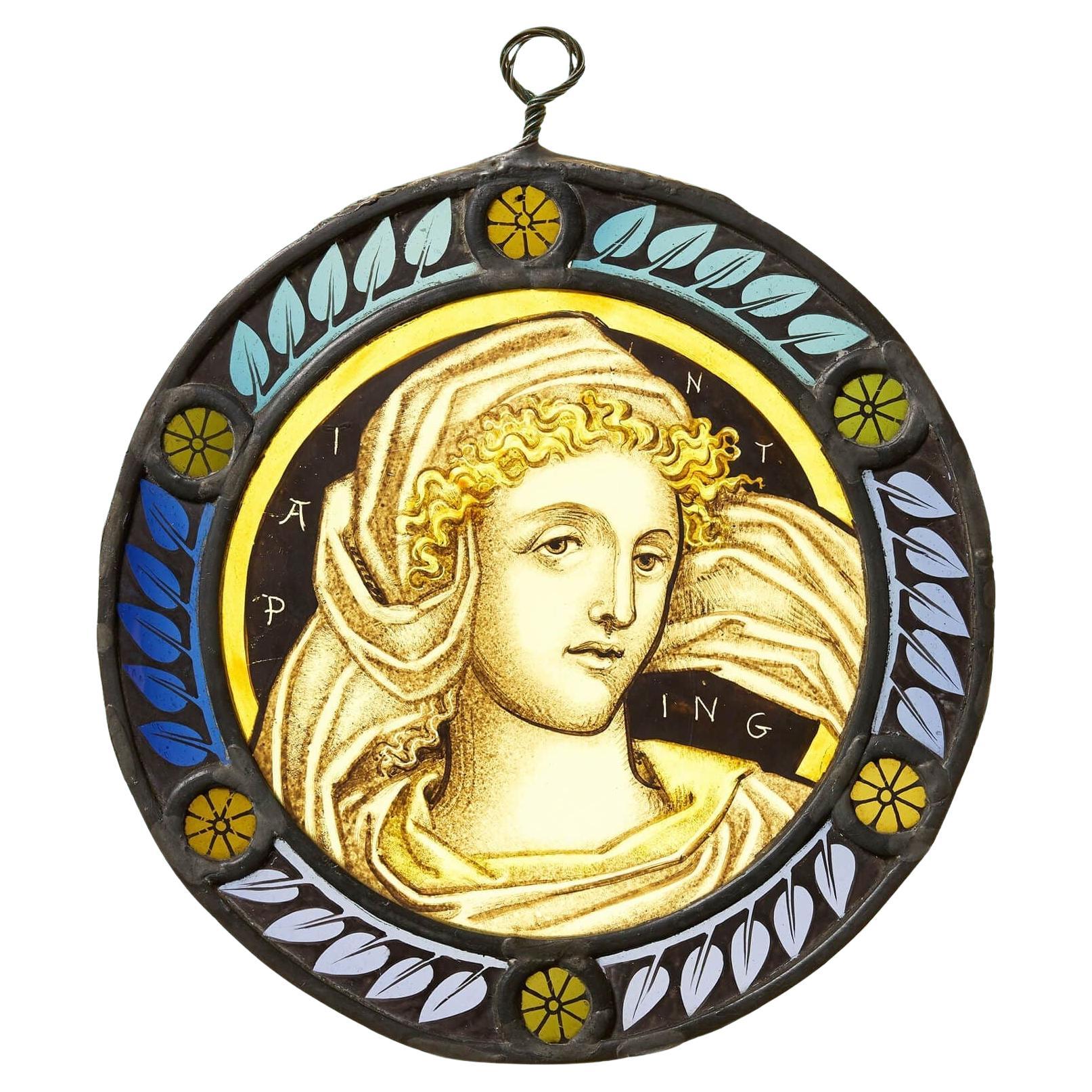 Antico tondo in vetro colorato emblematico della pittura