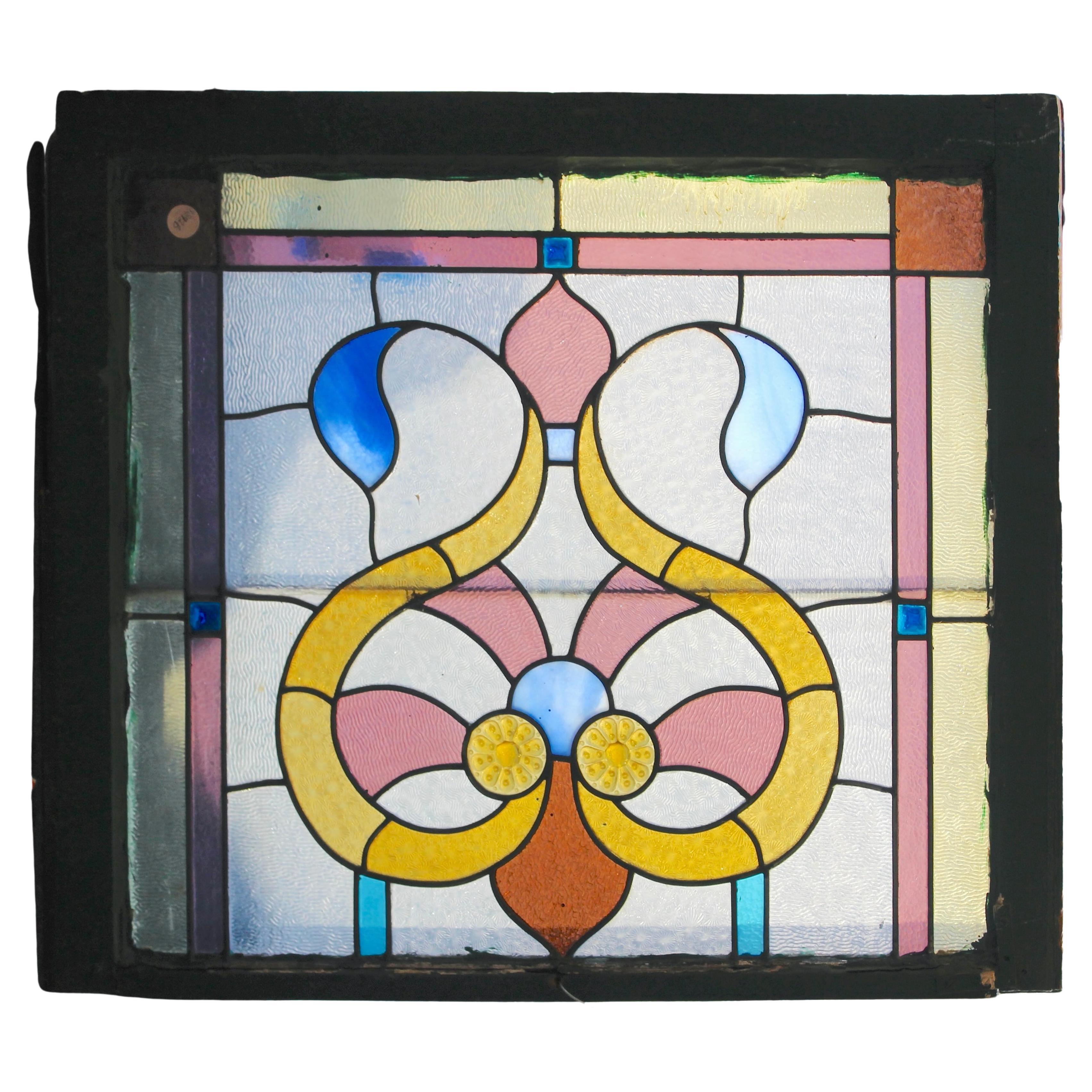Cette fenêtre architecturale ancienne présente un motif coloré qui peut être retourné selon votre préférence. Verre de couleur chaude avec texture ou marbrure.
Actuellement dans un cadre en bois - les dimensions totales sont celles du vitrail et du