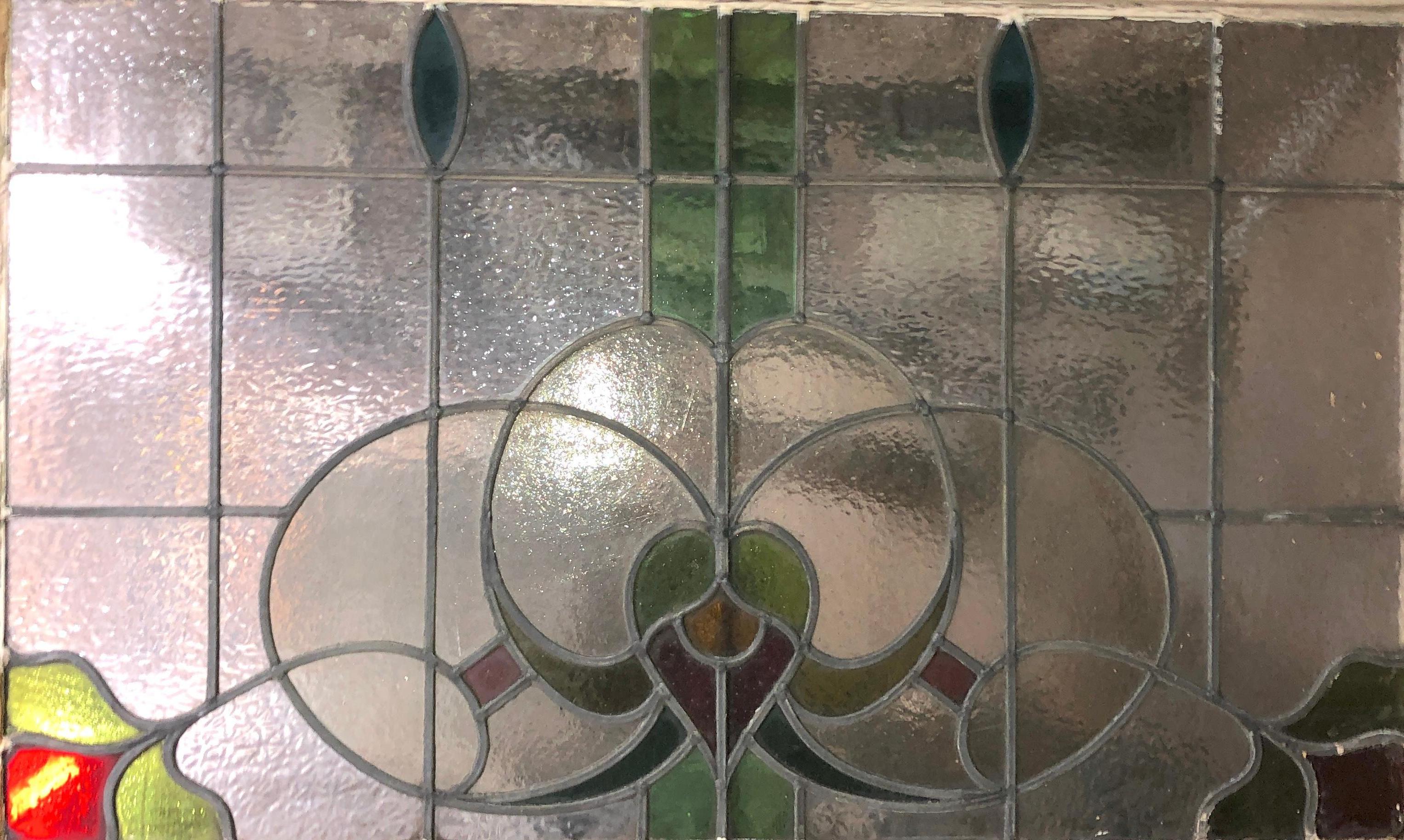 Fenêtre antique de style Arte Antiques avec des roses. Verre texturé transparent avec des panneaux colorés dans un design plombé.
Actuellement dans un cadre en bois - les dimensions totales sont celles du vitrail et du cadre.
Situé à NY