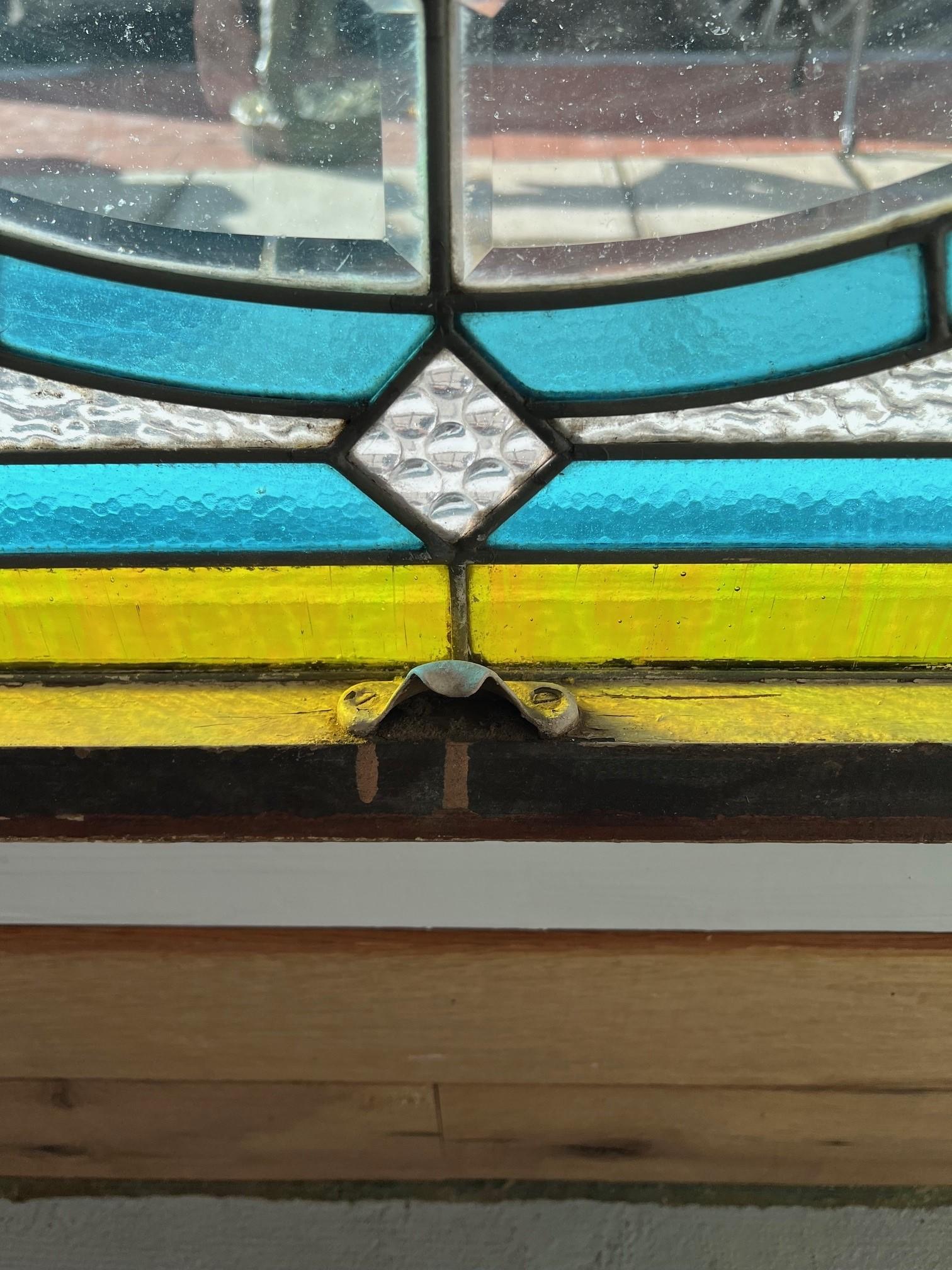 Antikes Buntglasfenster, abgeschrägtes Glasfenster, Original-Holzrahmen in der Mitte im Angebot 6