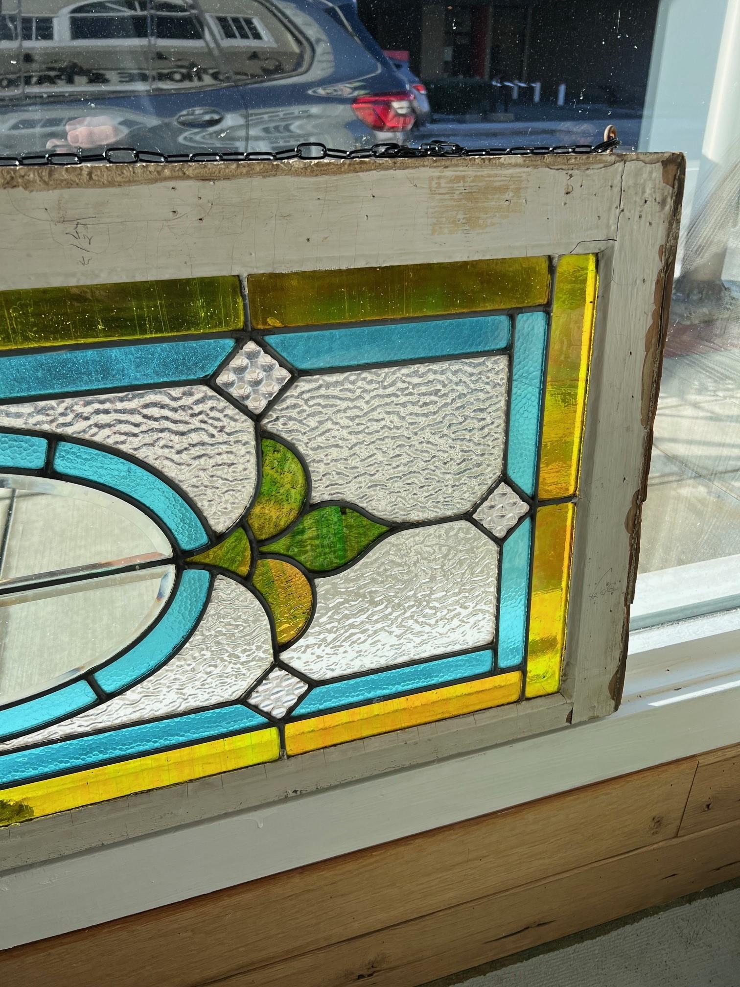Antikes Buntglasfenster, abgeschrägtes Glasfenster, Original-Holzrahmen in der Mitte im Zustand „Gut“ im Angebot in Stamford, CT
