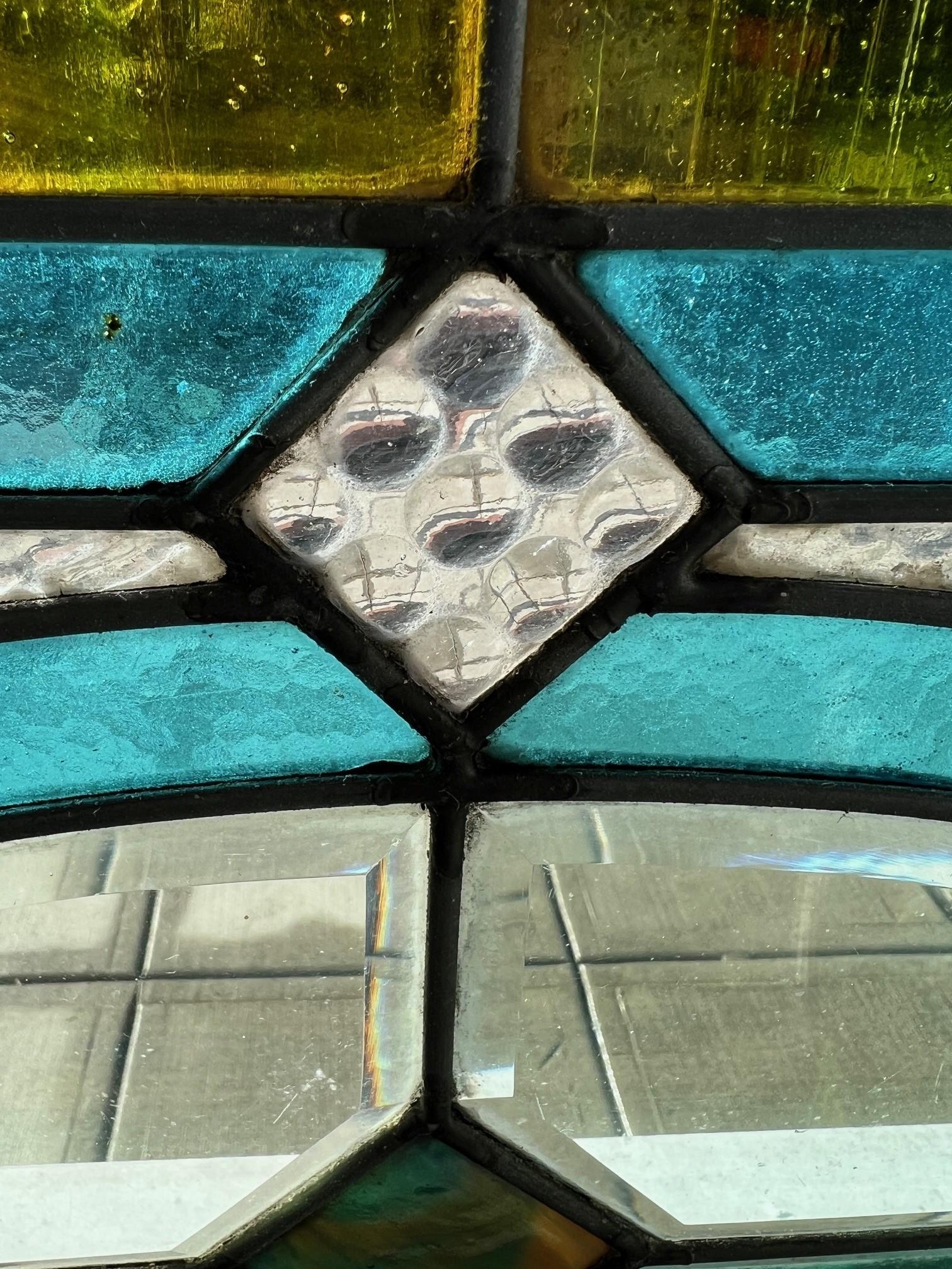 Antikes Buntglasfenster, abgeschrägtes Glasfenster, Original-Holzrahmen in der Mitte im Angebot 1