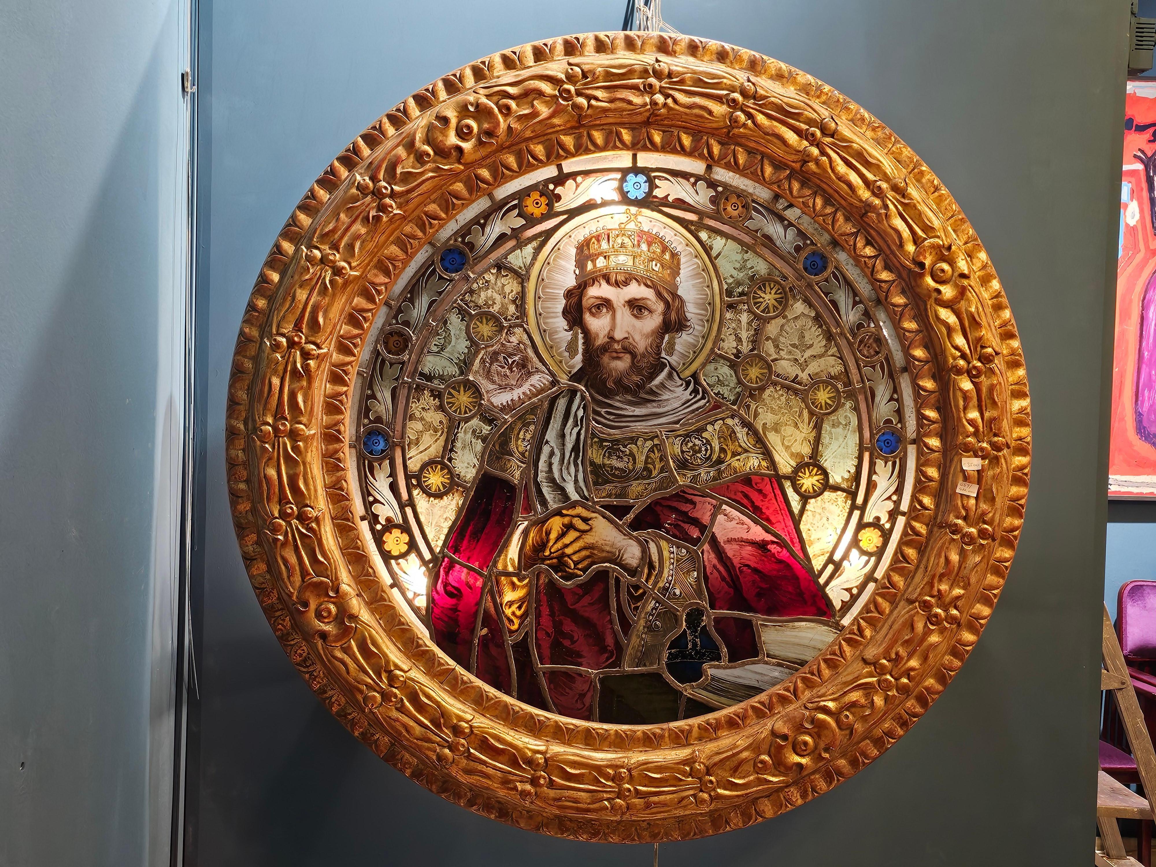 En este anuncio encontrarás una espectacular vidriera antigua que representa a San Esteban con una corona. El cristal está colocado en un marco de madera dorada con ricos adornos florales. Pintado a mano en Austria a mediados del siglo XIX.

La