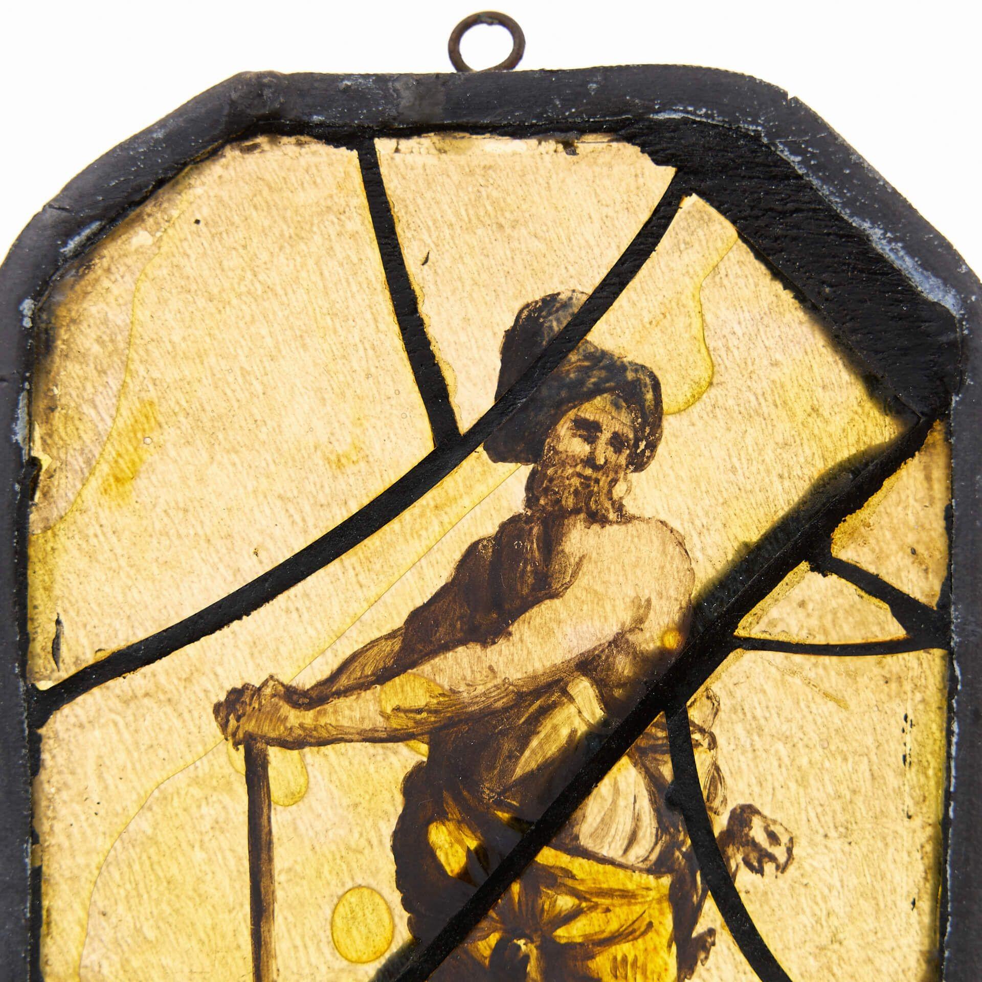 Néoclassique Suspension de fenêtre en verre teinté ancien représentant une figure néoclassique en vente