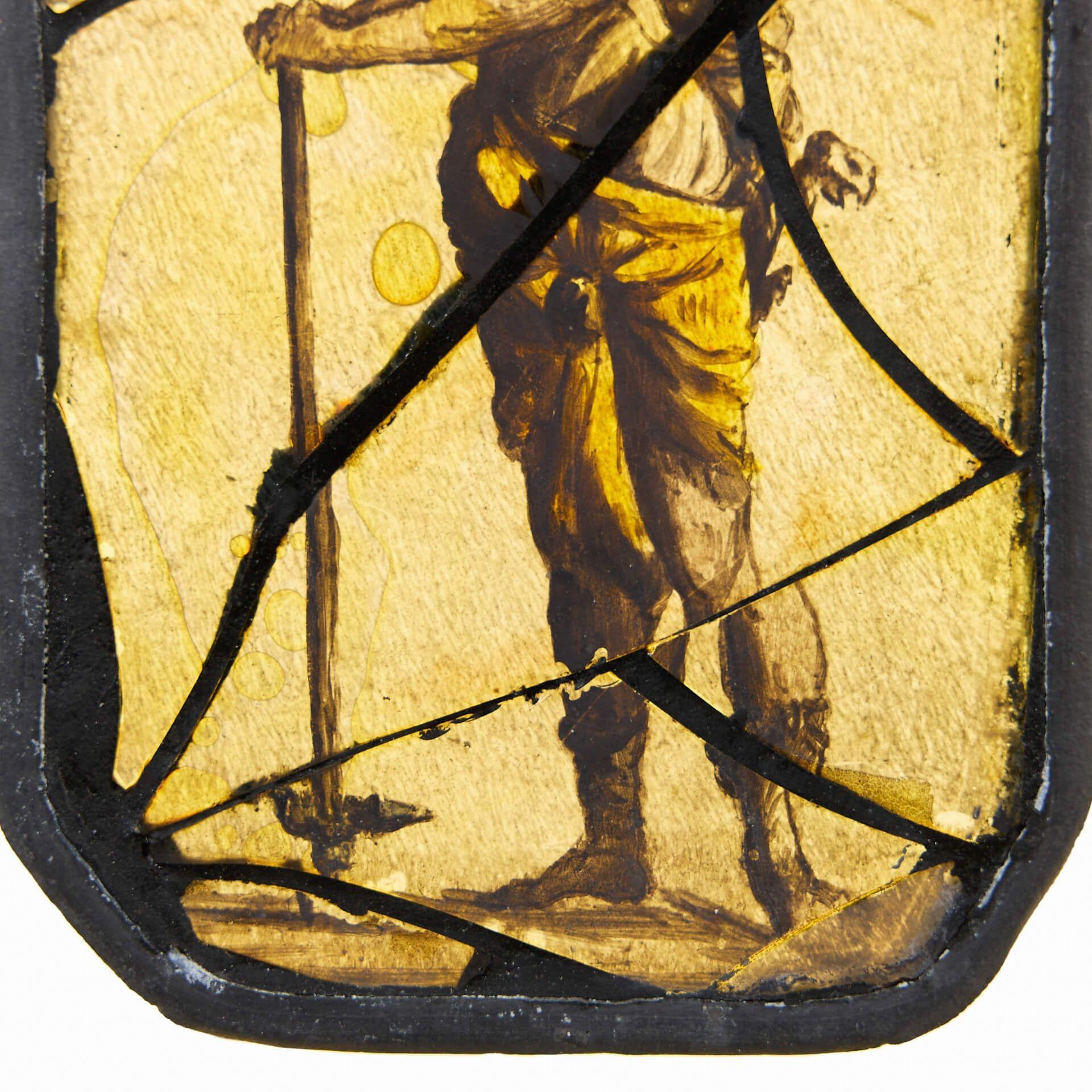 Anglais Suspension de fenêtre en verre teinté ancien représentant une figure néoclassique en vente