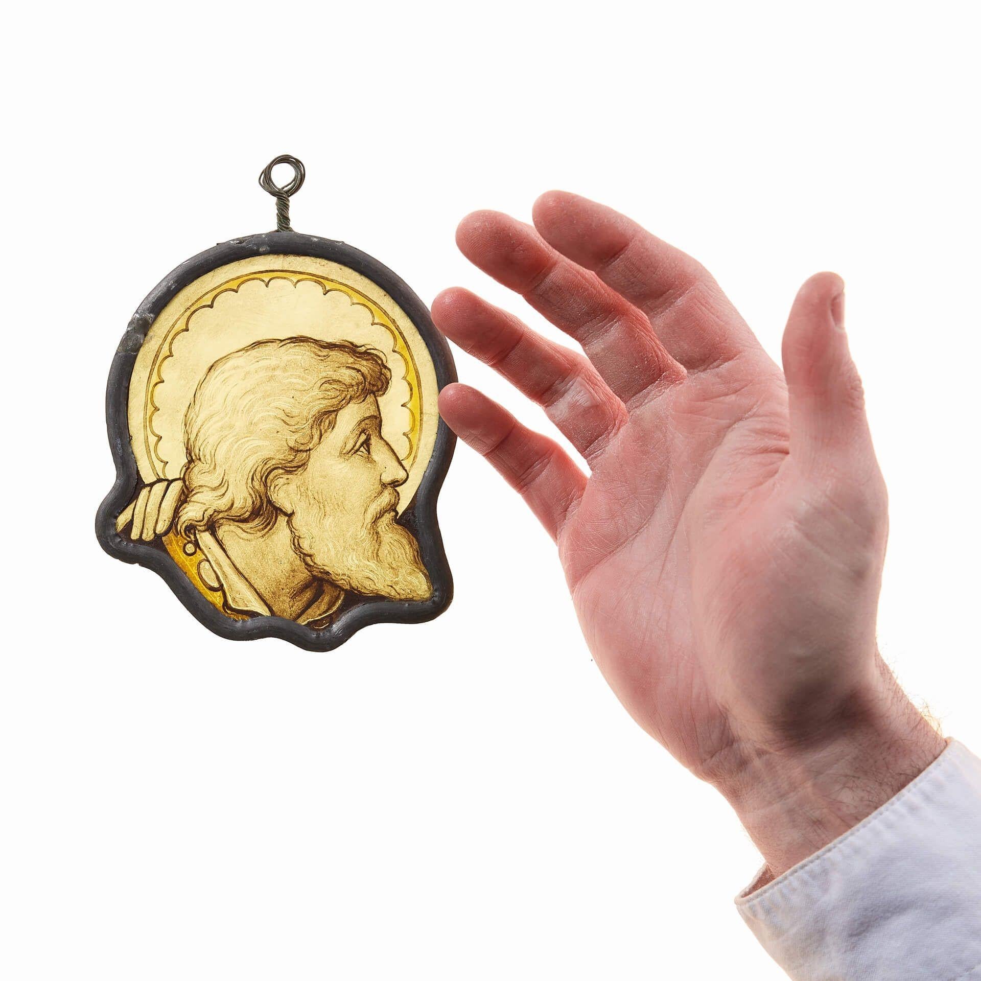Intéressant panneau de vitrail ancien représentant un saint de profil avec une auréole, vers 1870. Probablement un fragment d'une fenêtre plus grande, ce panneau de vitrail ecclésiastique est magnifiquement peint à la main pour créer un sentiment de