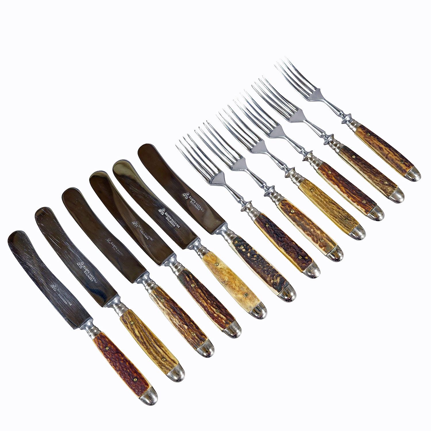 Service de table antique en acier inoxydable et en Horn 12 Pieces, Allemagne 1930s

Service de table rustique composé de six couteaux et six fourchettes. Les poignées sont en corne de cerf véritable. Les lames sont en acier inoxydable. L'ensemble a