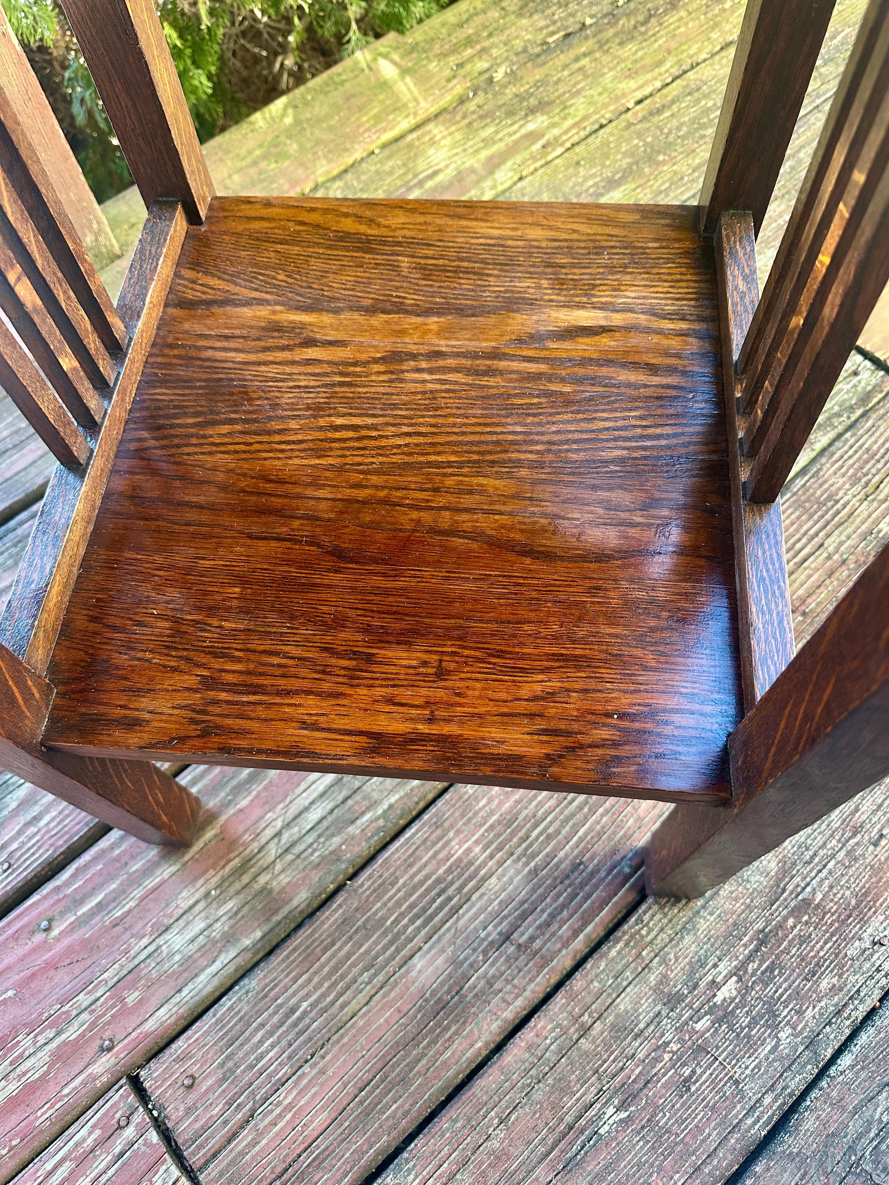 This is an antique stand / bookstand from the early 1900s in good condition.  It has been refinished.  The color is beautiful!

STURDY & STRONG, this stand is ready for use in your home or office.

size H 28 IN
       W15 IN
        D 15 IN