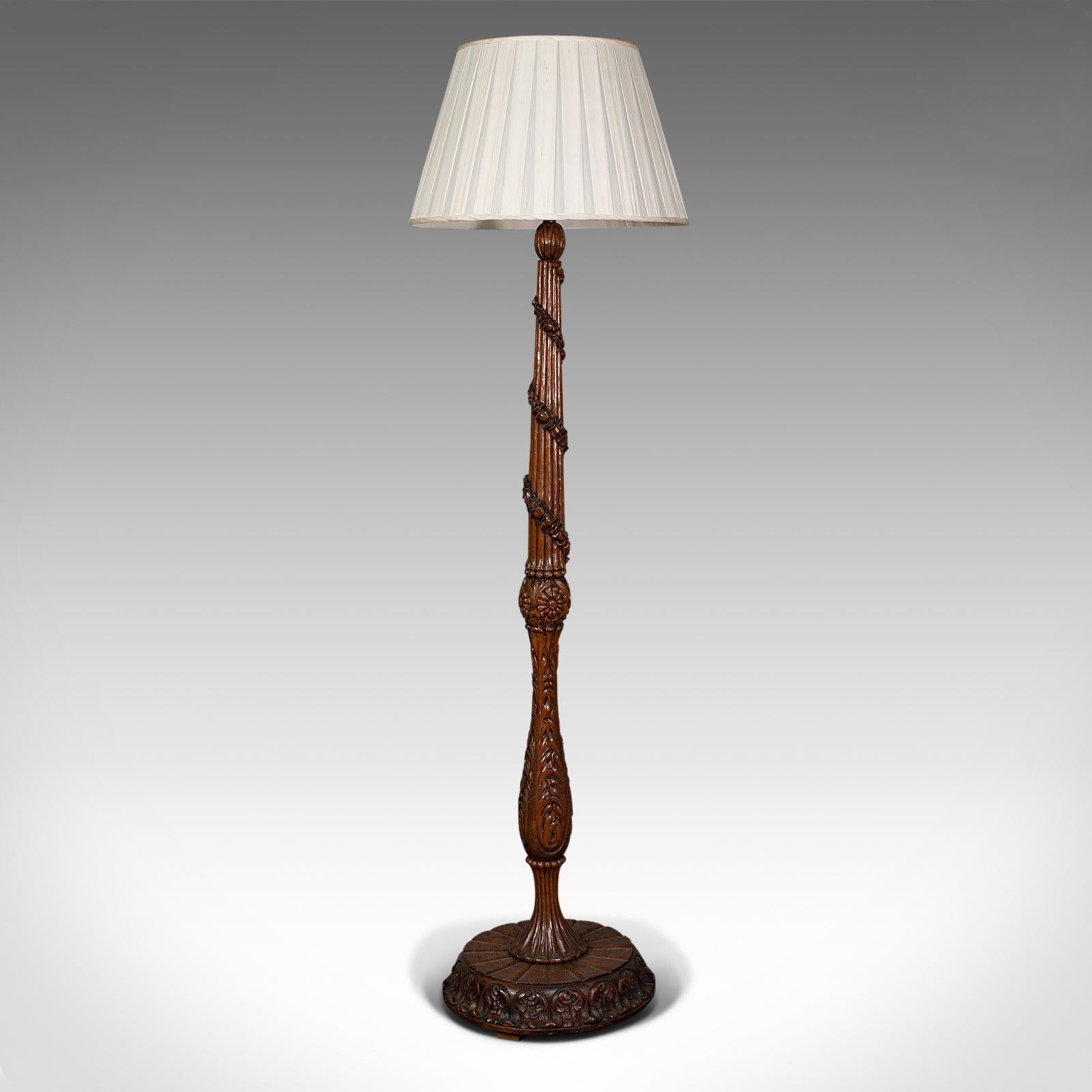 Il s'agit d'une ancienne lampe standard du goût de la Forêt-Noire. Lampe de salon ou de lit en chêne, de style continental, datant de la période édouardienne, vers 1910.

D'une taille impressionnante (1,85 m), il a le charme de la