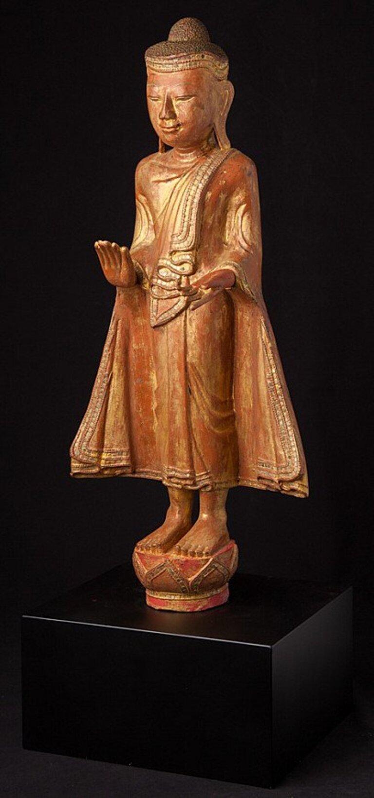 Diese antike hölzerne Buddha-Statue ist ein wirklich einzigartiges und besonderes Sammlerstück. Sie ist 79 cm hoch, 35 cm breit und 25 cm tief, besteht aus Holz und ist mit 24-karätigem Gold vergoldet. Die komplizierten Details der Statue tragen zu