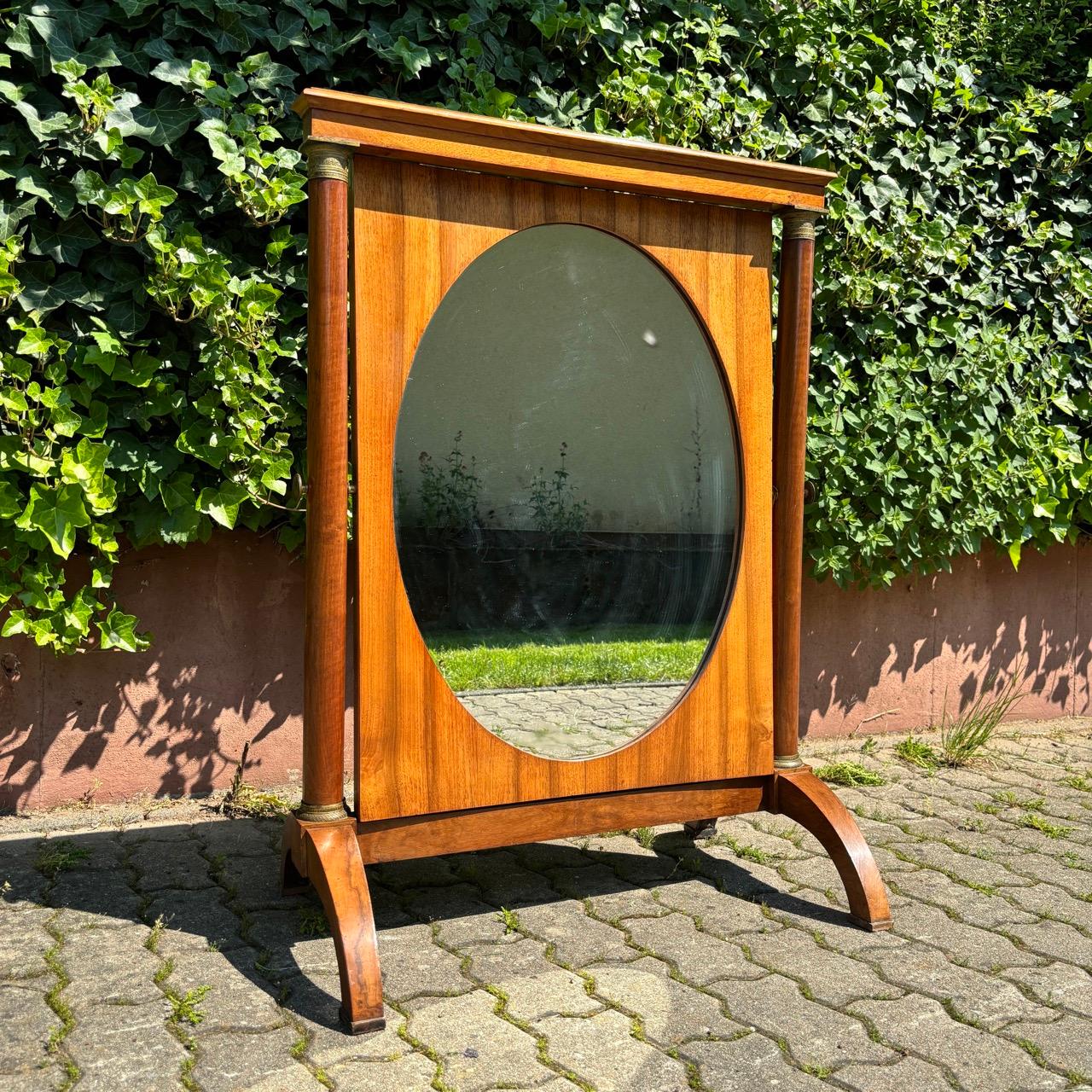 ✓ Bellissimi ornamenti in ottone
✓ Selezione del legno di alta qualità
✓ Un reperto raro

Dimensioni: L: 78 cm H: 106 cm D: 48 cm

Articolo: Specchio antico
Codice articolo: 932
Epoch: Impero intorno al 1800
Materiale: Noce
Colore: