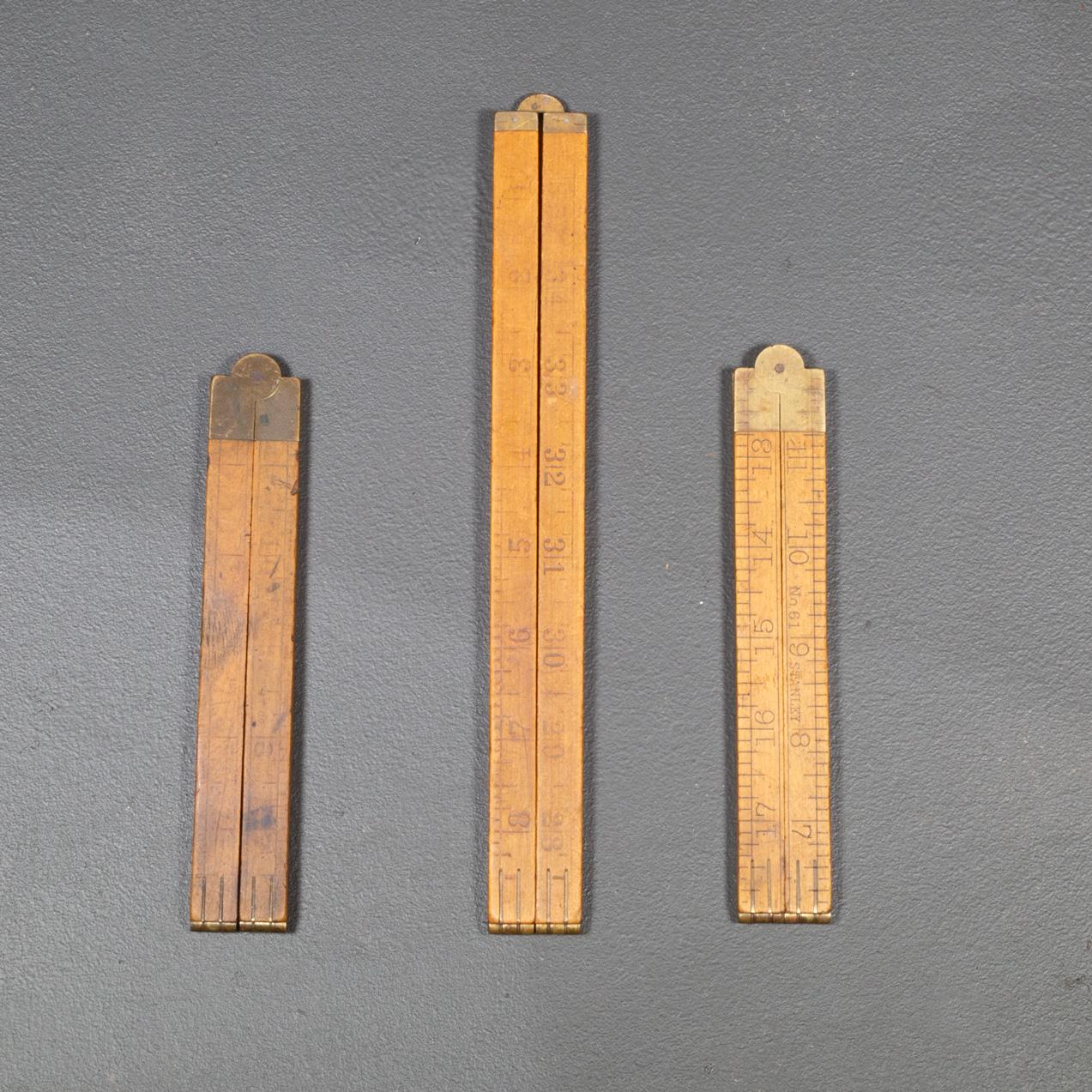 À PROPOS DE

Collection de règles pliantes en laiton et en buis. Deux de 24