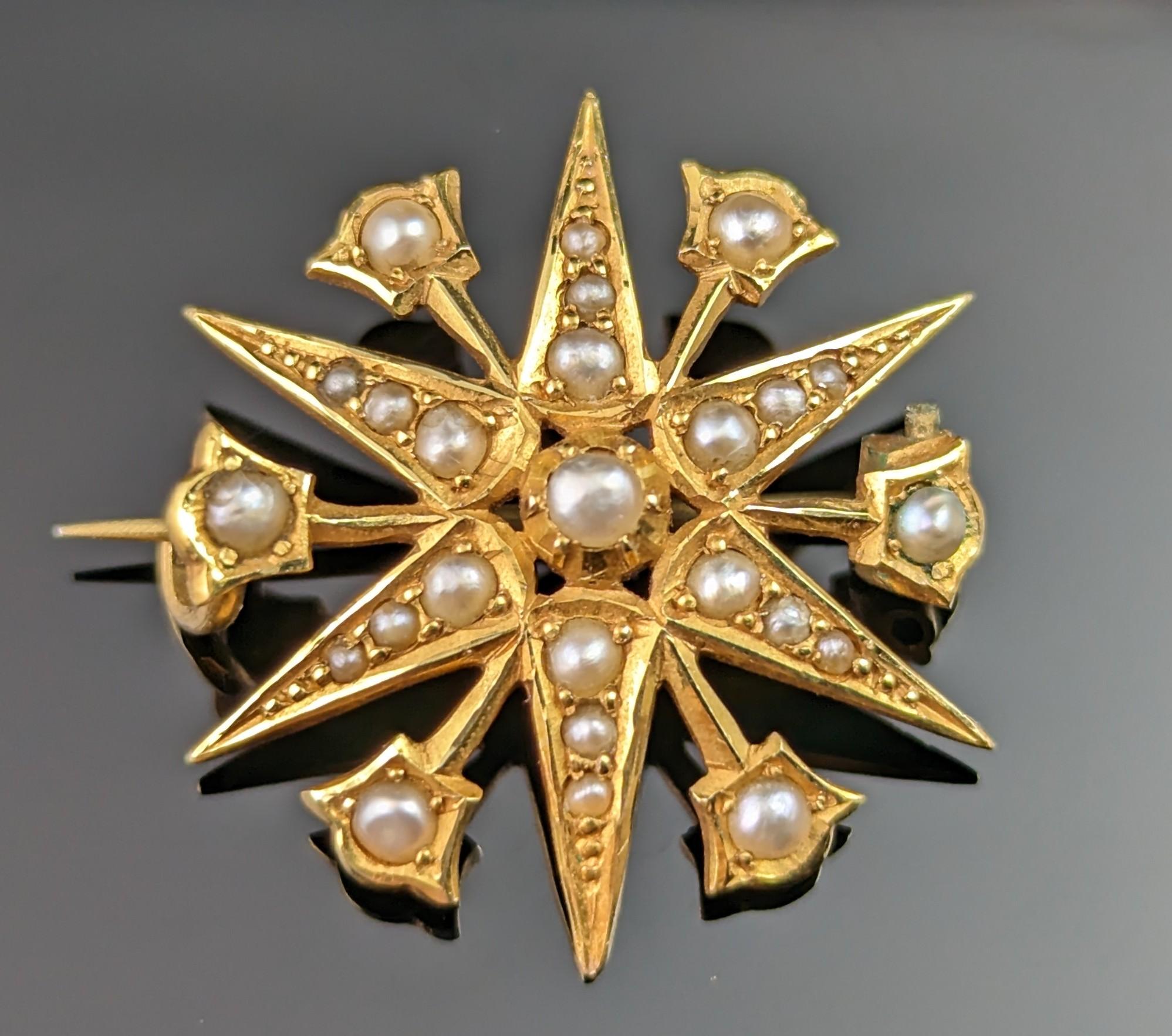 Himmlische Schmuckstücke wie diese antike Sternbrosche aus 15-karätigem Gold und Perlen kommen einfach nie aus der Mode!

Sterne und himmlische Juwelen haben eine zeitlose Anziehungskraft, die nicht nachlässt, und sie sind heute so tragbar wie