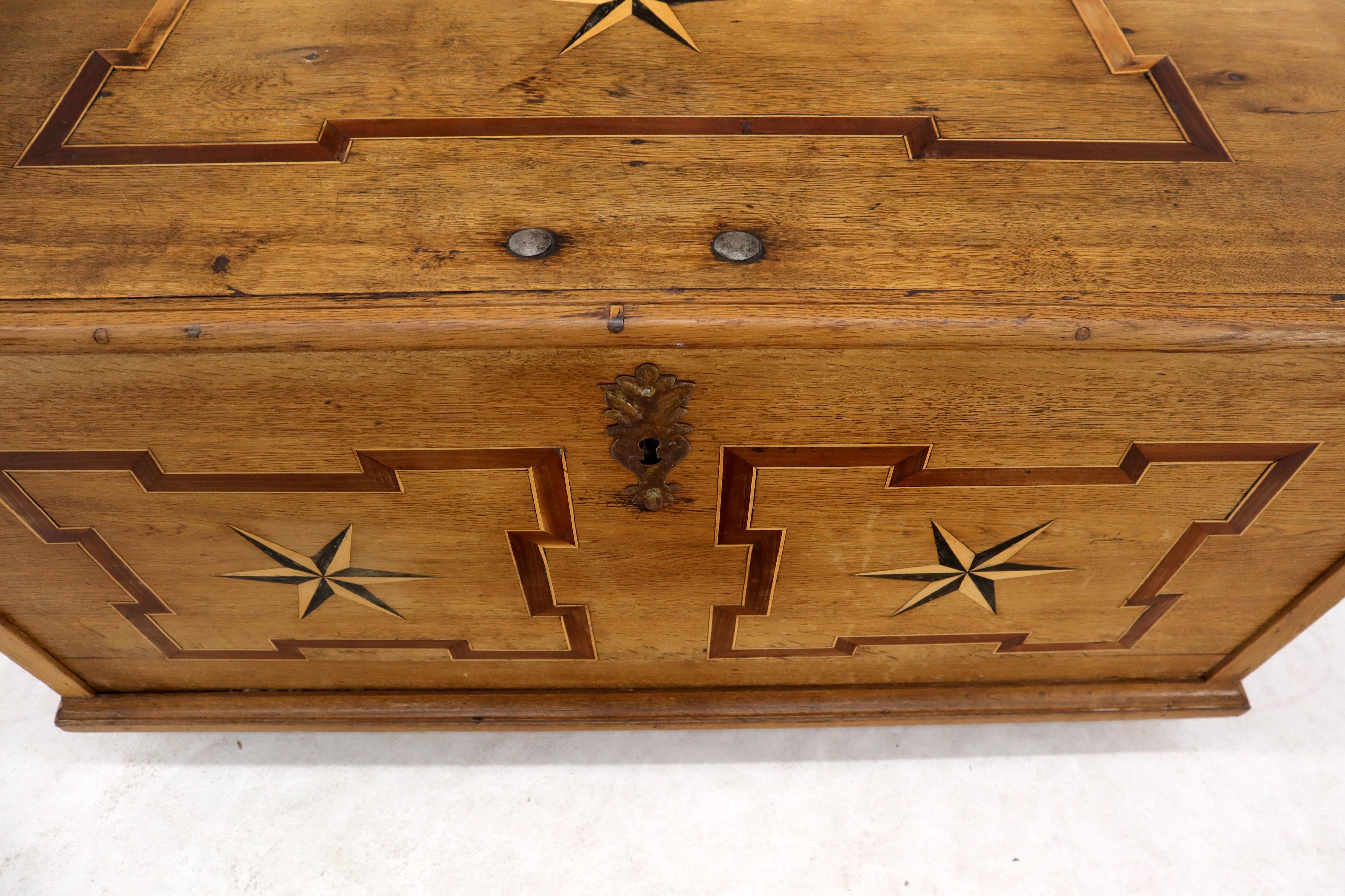 Antique Star Inlaid Trunk Hope Chest In Good Condition In Rockaway, NJ
