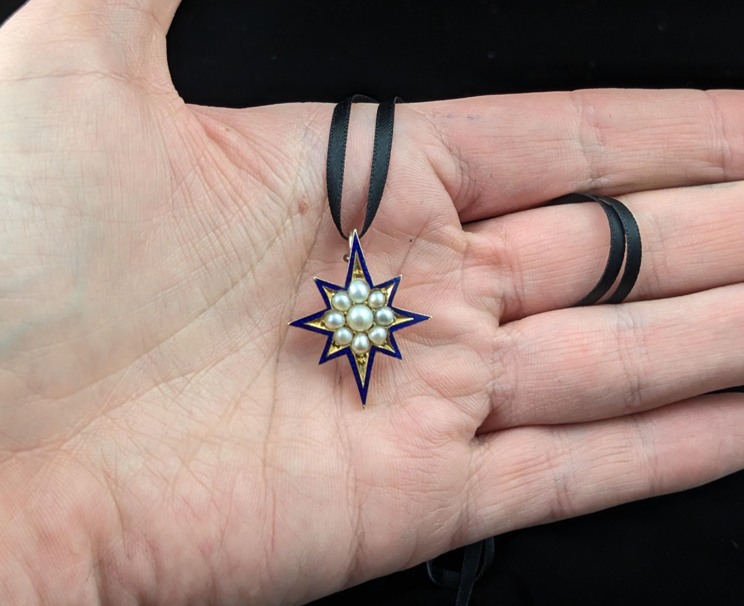 Pendentif étoile ancienne, émail bleu, perle fendue, or jaune 9 carats en vente 5
