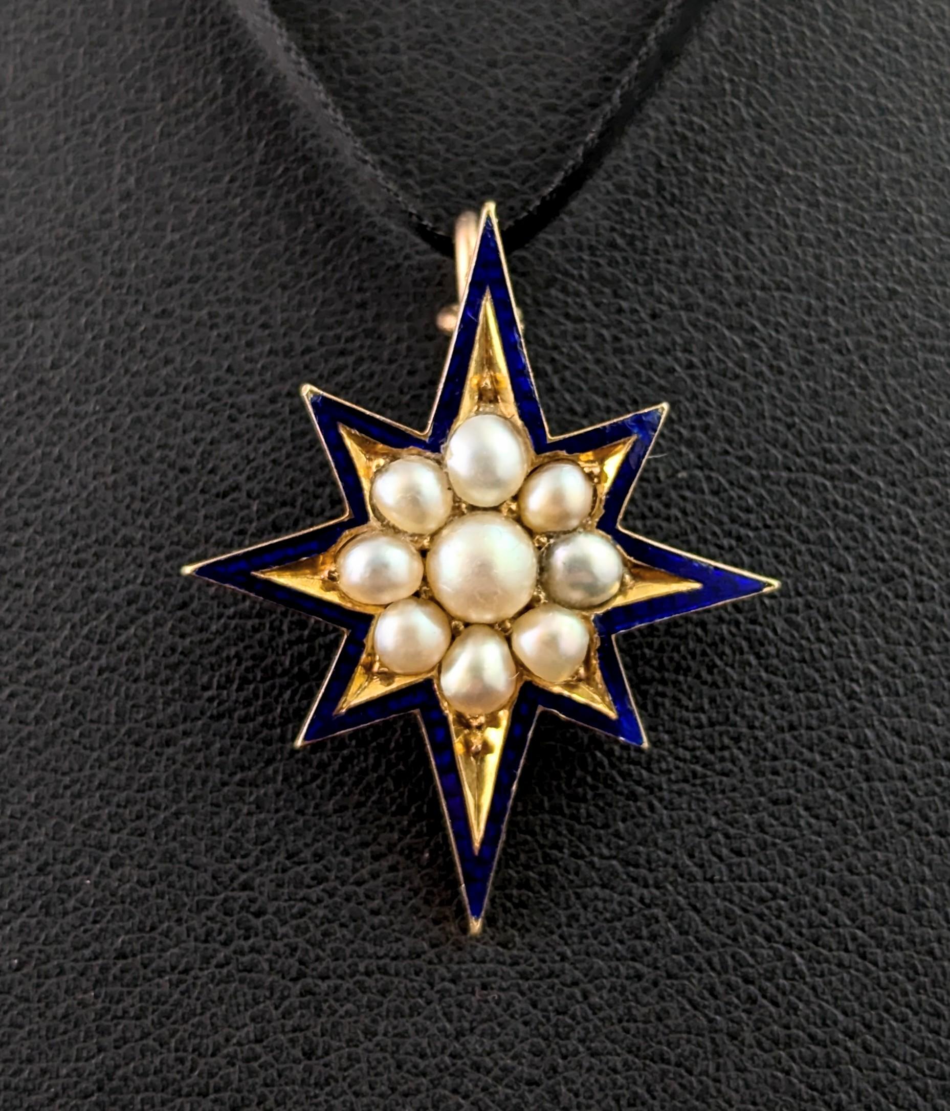 Taille cabochon Pendentif étoile ancienne, émail bleu, perle fendue, or jaune 9 carats en vente