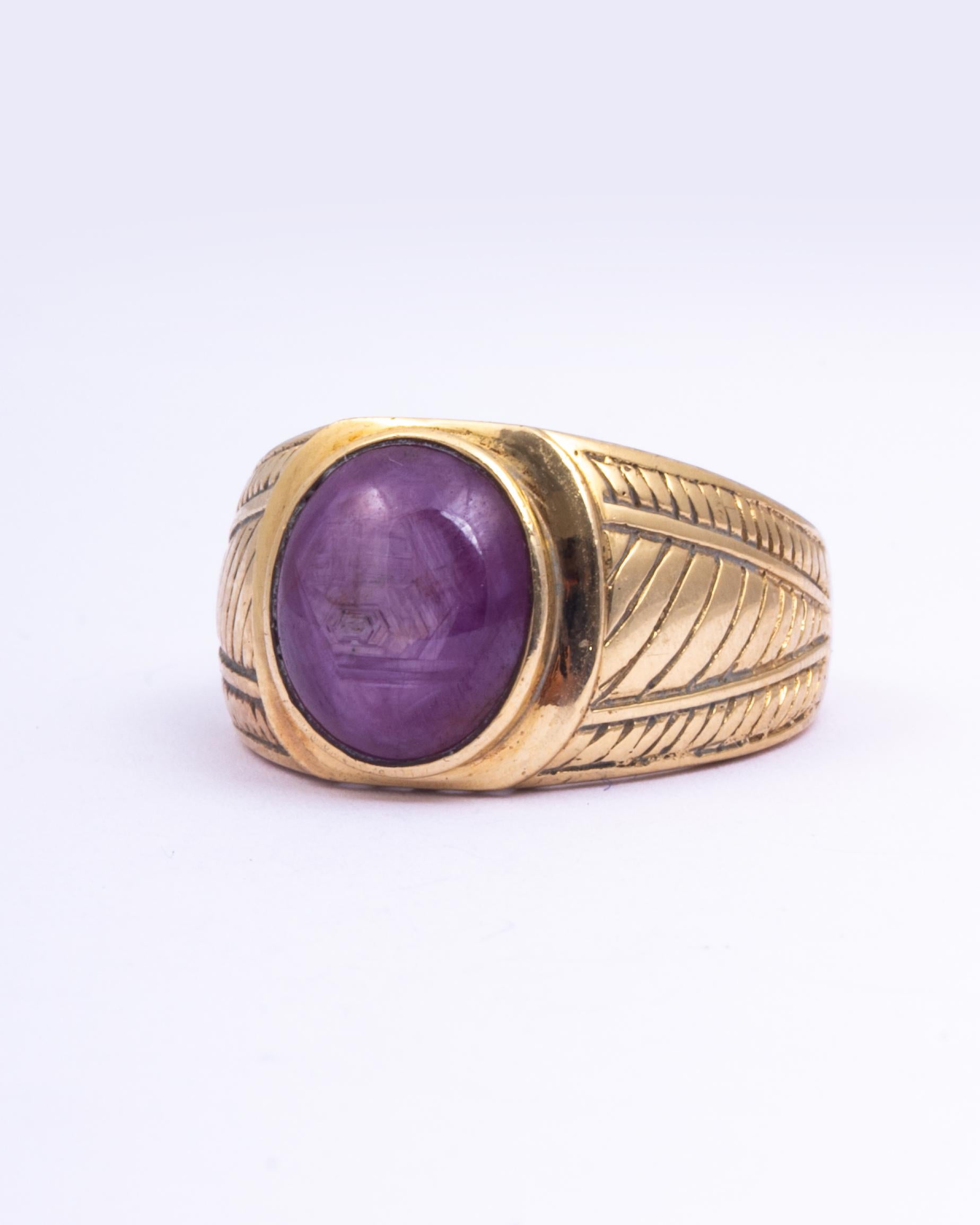 Dieser Siegelring aus 9-karätigem Gold birgt so viele Details. Die Schultern haben eingravierte Linien und die Galerie ist offen. Der Stein hat eine wunderschöne rosa/violette Farbe und verändert sich:: wenn er sich bewegt. 

Ringgröße: R 1/2 oder 8