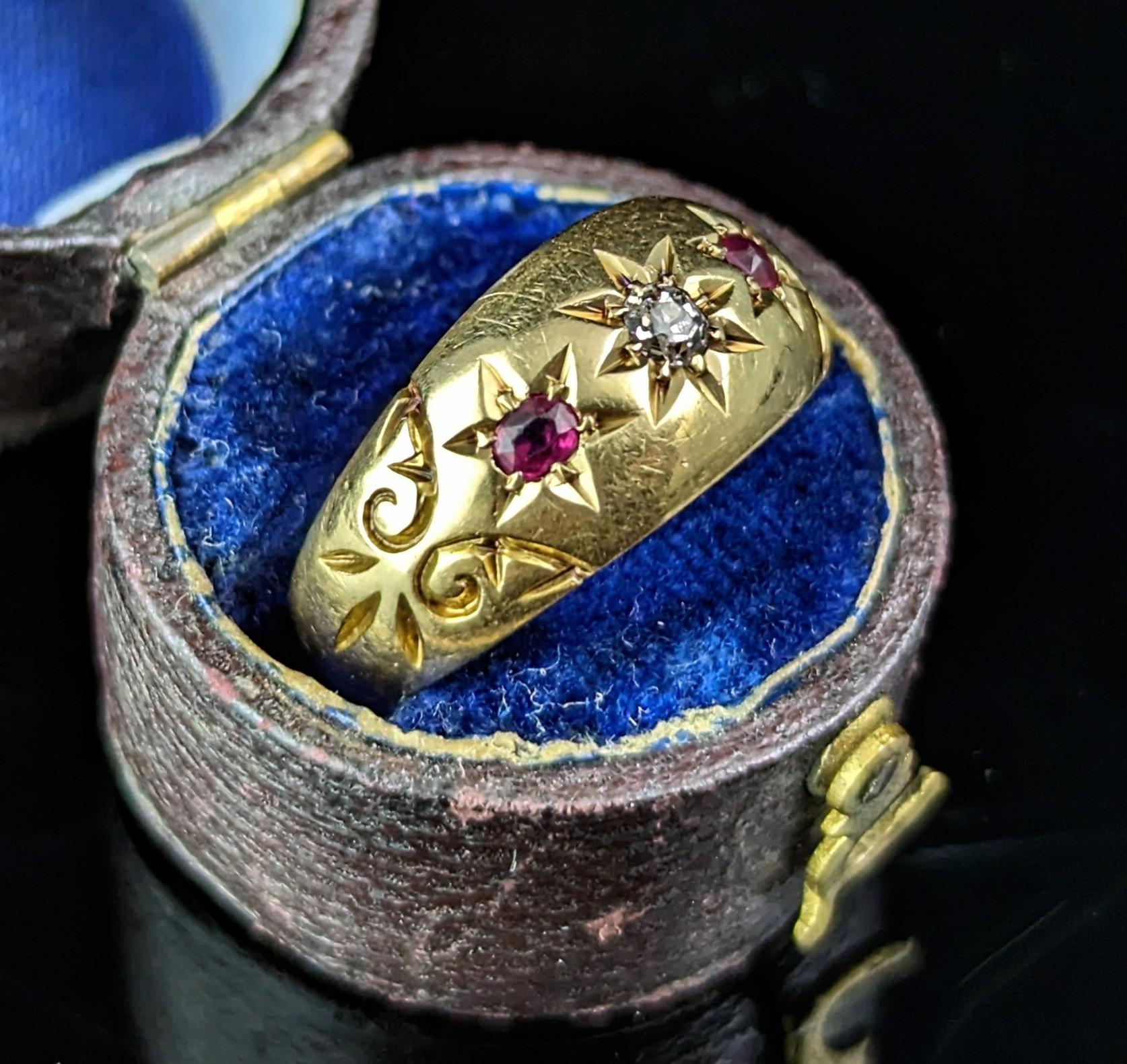 Victorien Bague ancienne sertie d'étoiles en rubis et diamants, or 18 carats  en vente