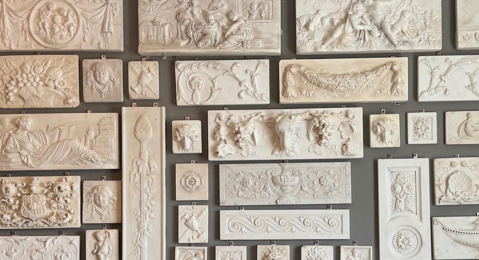 Eine Sammlung antiker Statuen aus Carrara-Marmor für Kamine und Kaminsimse aus dem 18. und 19. Jahrhundert.

Die Collection'S besteht aus 41 geschnitzten Elementen, darunter Mitteltafeln, Endblöcke, Fries- und Leibungsplatten. Die über einen