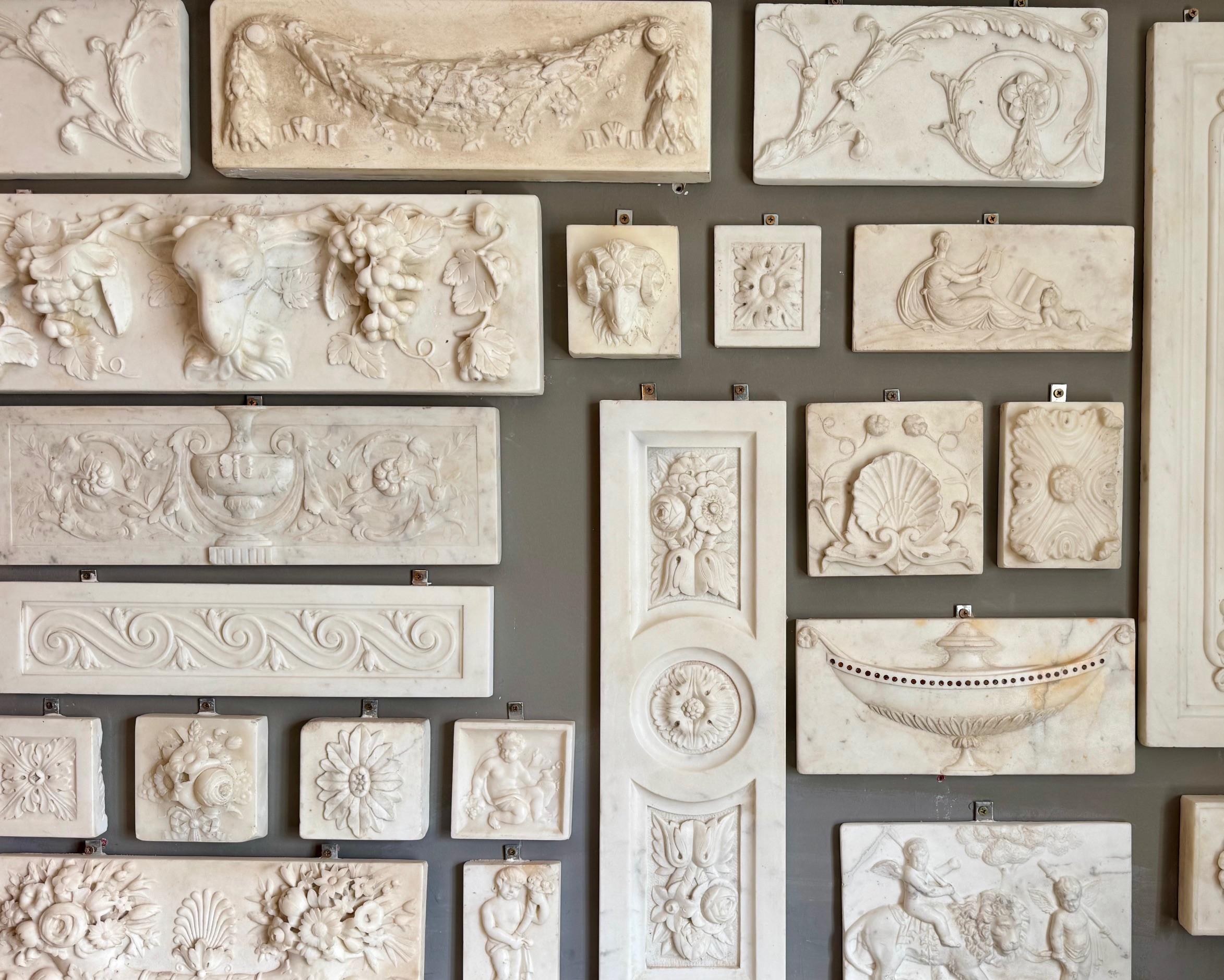 Antike Statuen Carrara-Marmor Kaminsims Tafeln/Paneele, Englisch und Irisch. (Handgeschnitzt) im Angebot