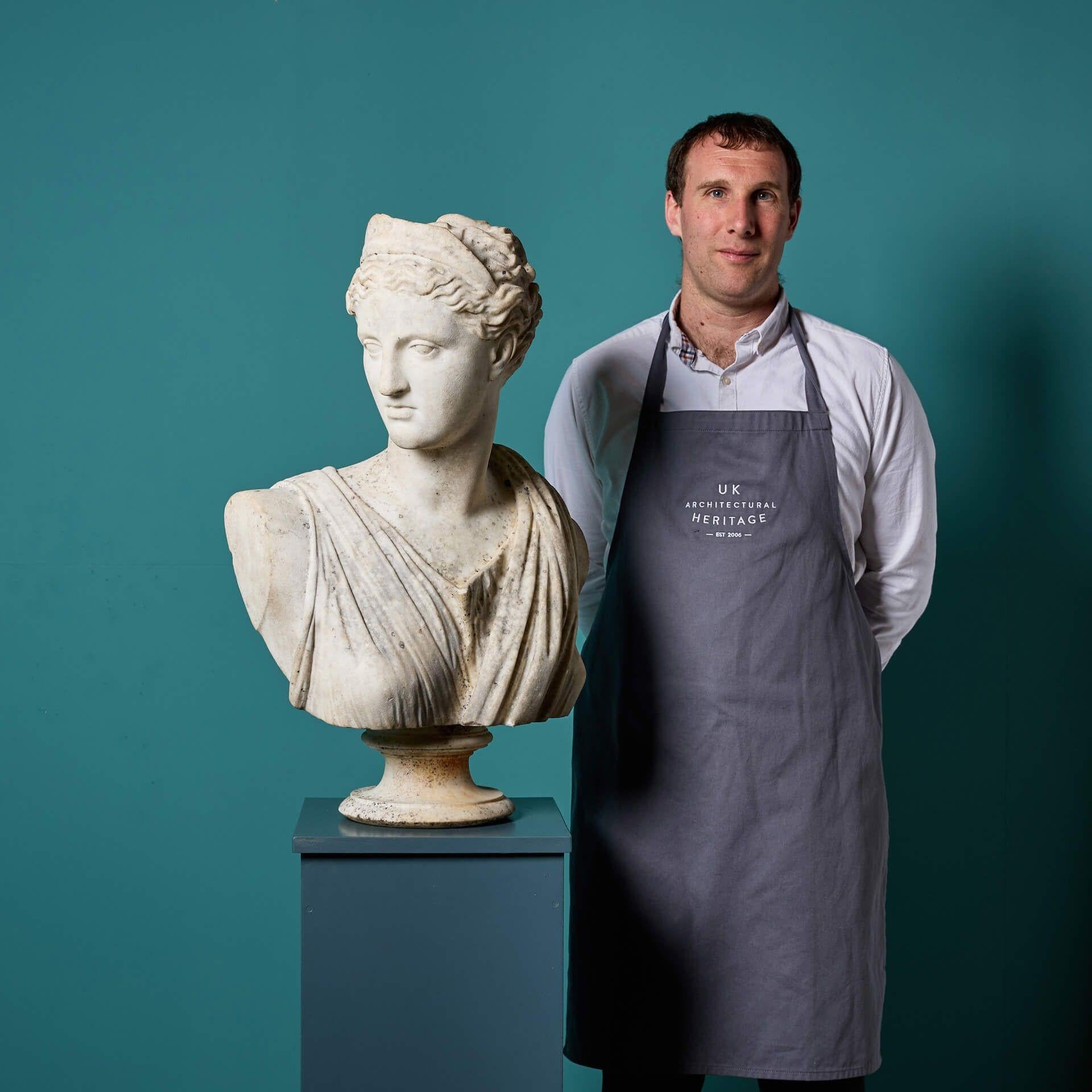Buste antique de Diane en marbre blanc statuaire, ex Dunkirk Manor, Stroud, Angleterre.

Datant d'environ 1850, cette sculpture italienne est d'une taille impressionnante, montée sur une base circulaire.

Vieille de plus de 150 ans, elle a