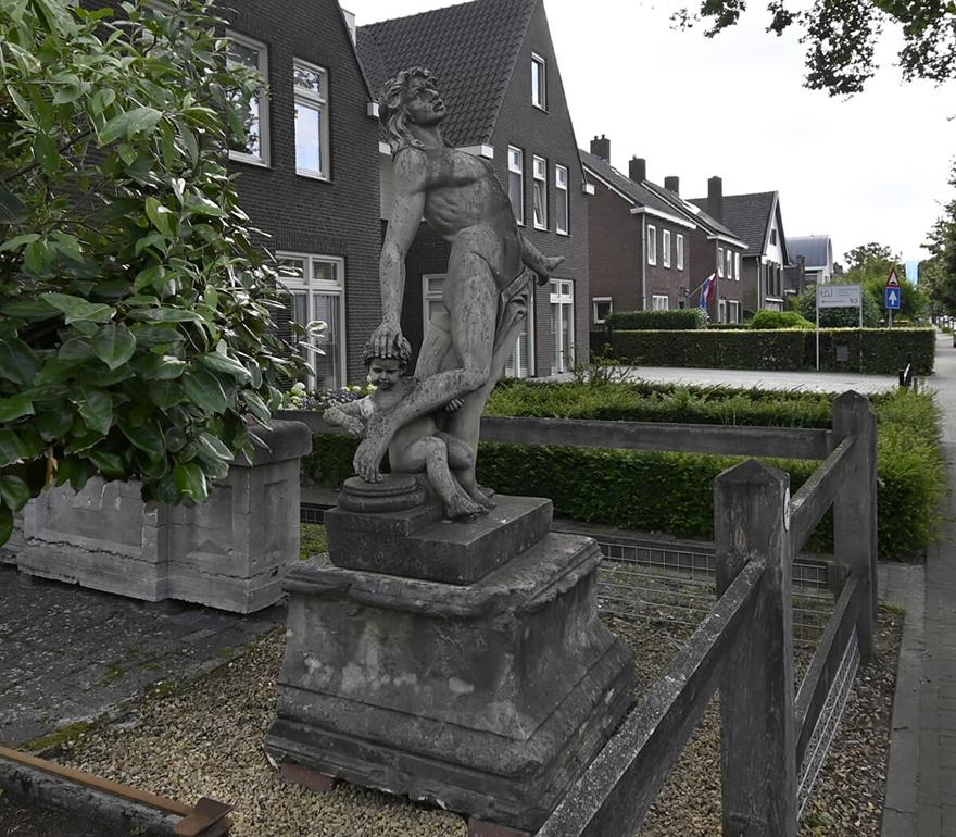 Sehr schöne antike Statue aus Belgien, aus dem 18. Jahrhundert
komplett mit einem schönen Sockel.