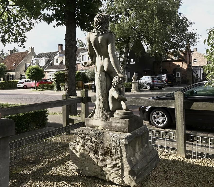 Schöne Sanstone-Statue aus Belgien aus dem 19. Jahrhundert (Belgisch) im Angebot