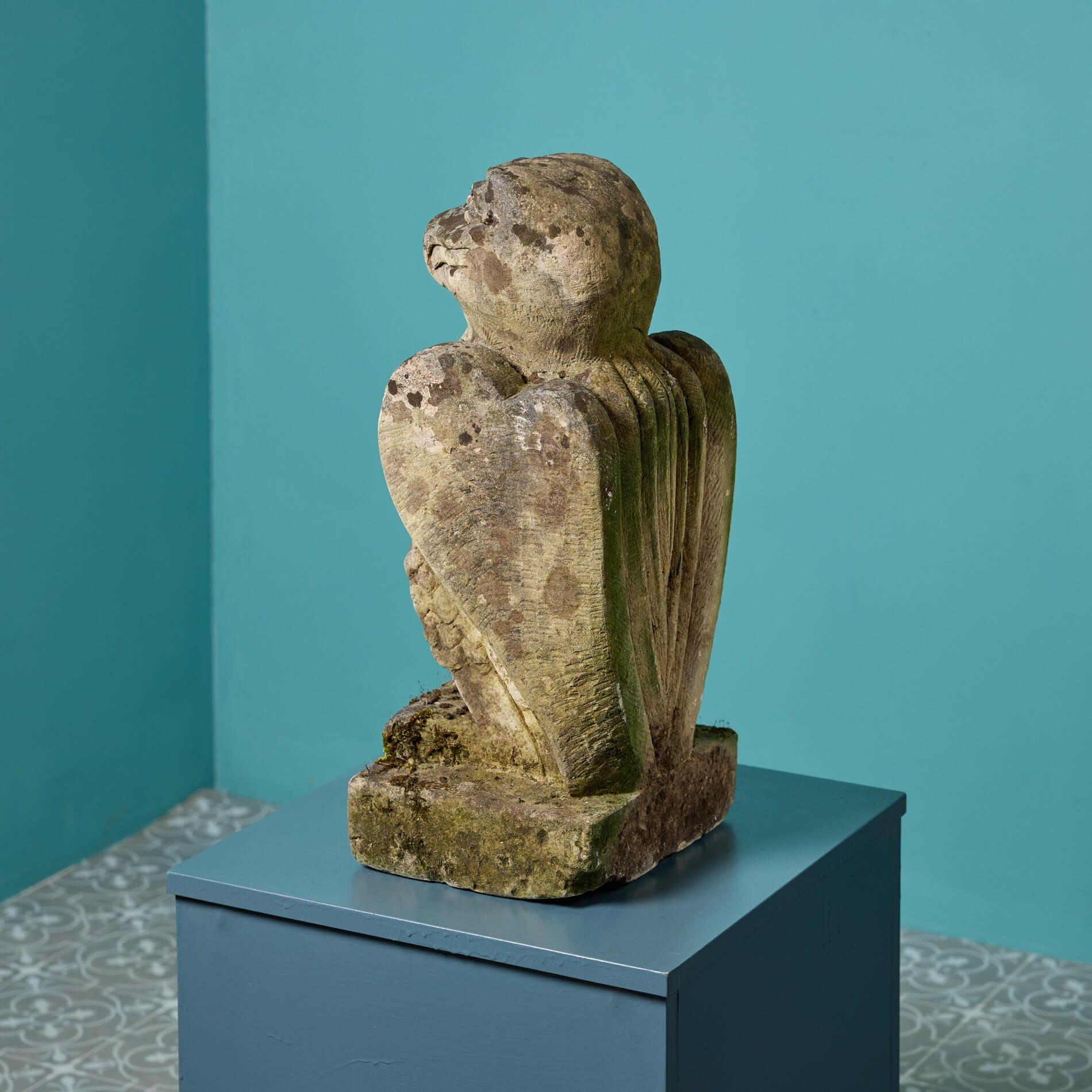 Antike antike Statue eines geschnitzten Steinvogels, um 1900 (Arts and Crafts) im Angebot