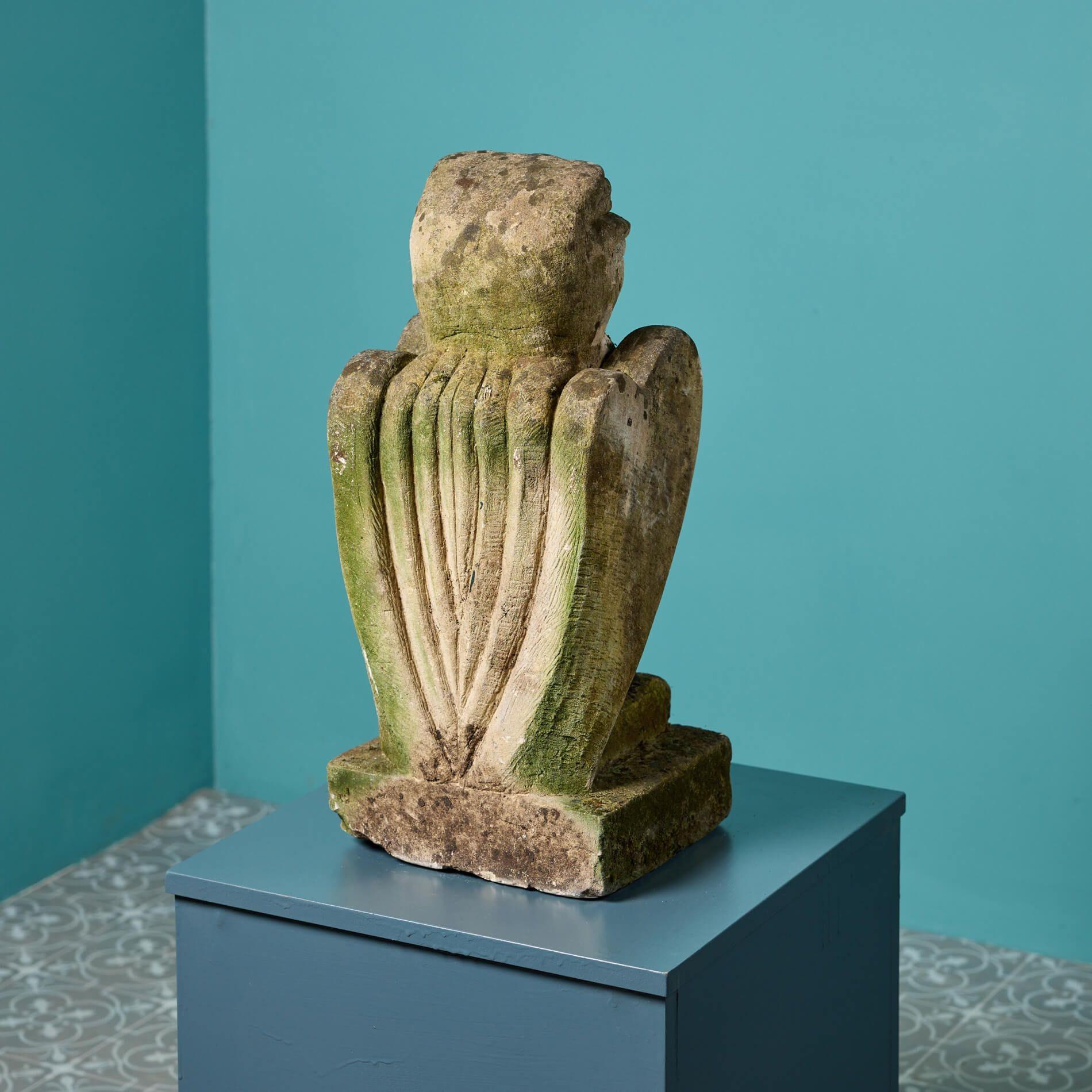Antike antike Statue eines geschnitzten Steinvogels, um 1900 (Englisch) im Angebot