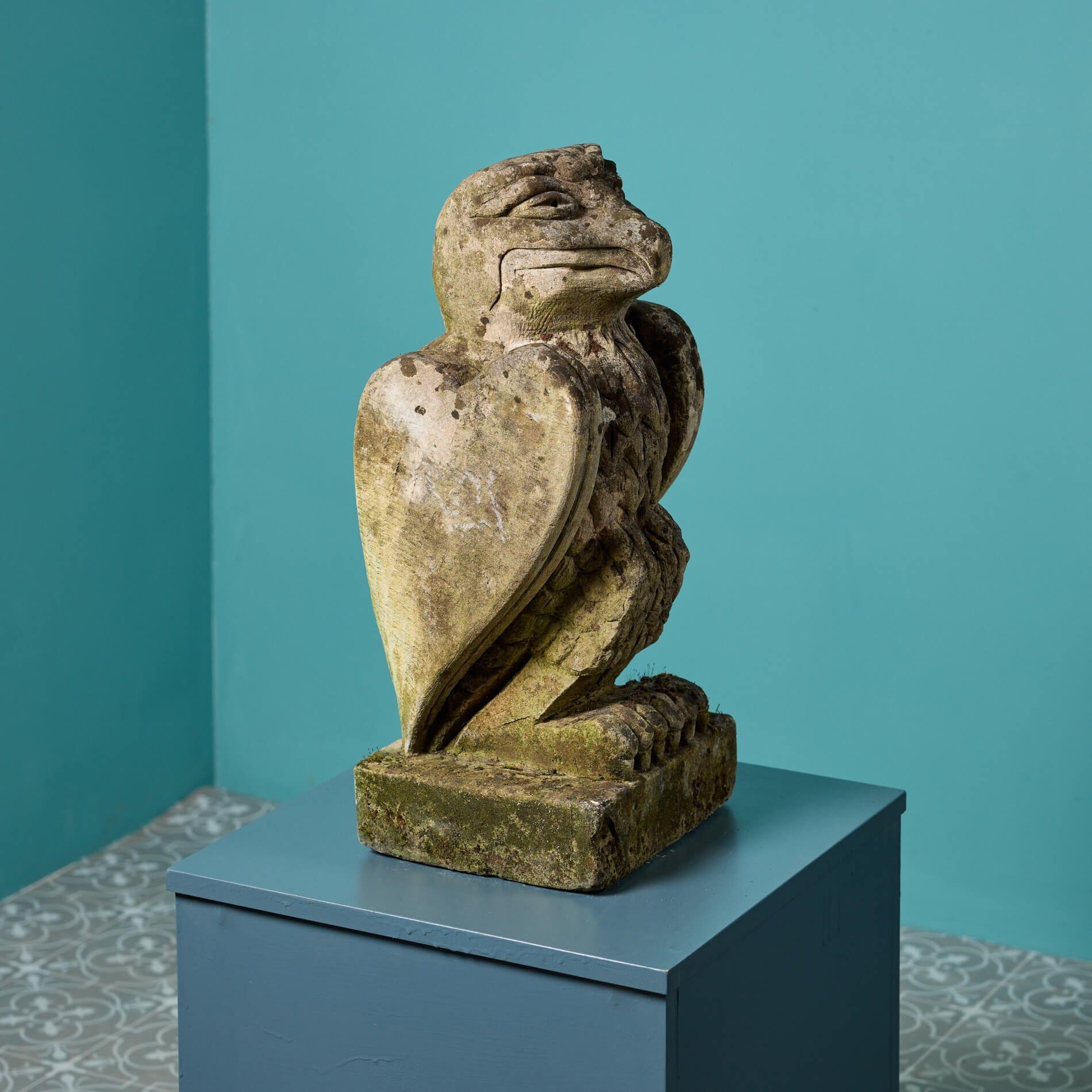 Antike antike Statue eines geschnitzten Steinvogels, um 1900 (Handgeschnitzt) im Angebot
