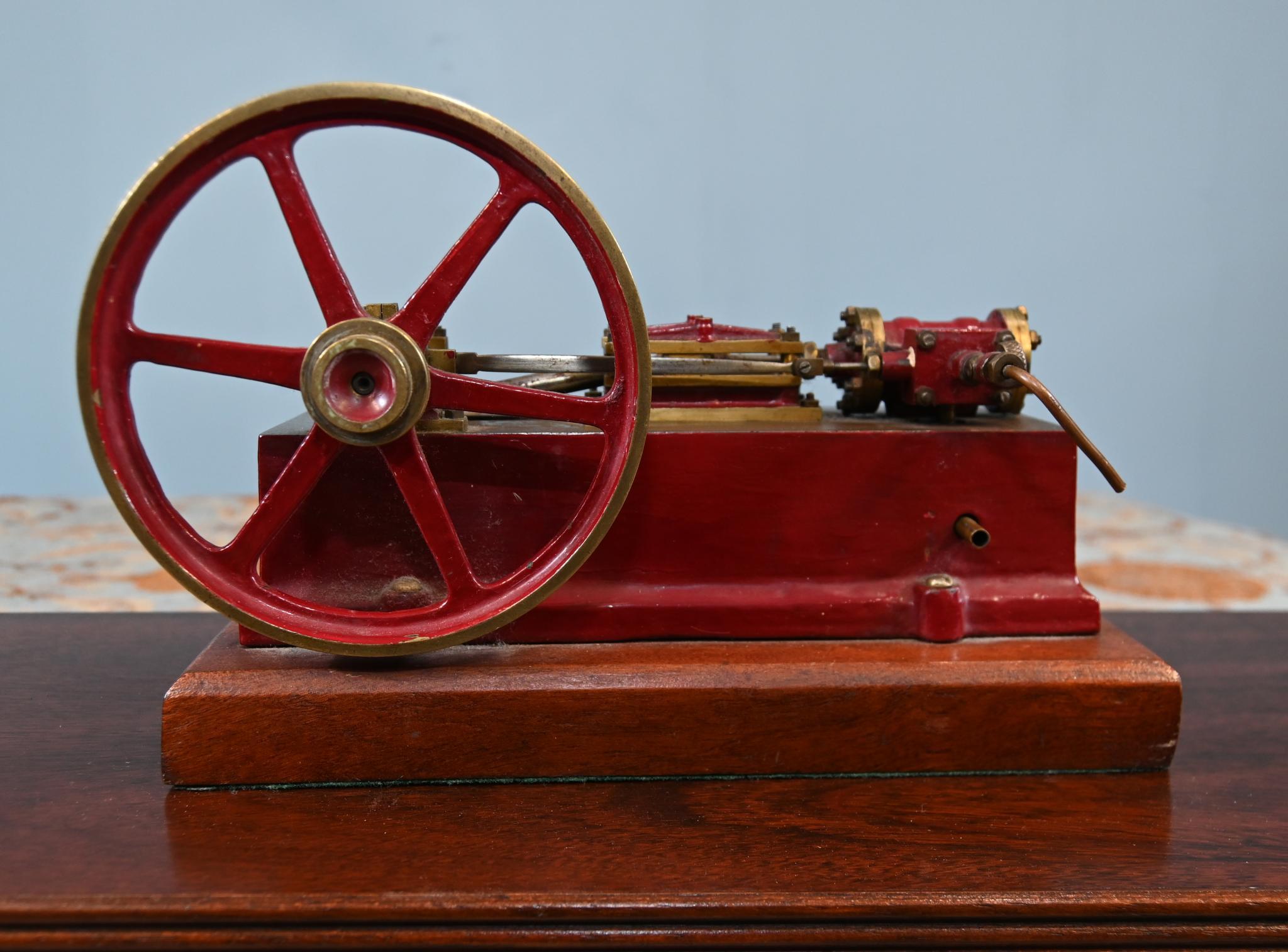 Stai visualizzando un modello in scala vintage di una locomotiva a vapore
Data di fabbricazione circa 1930
Ottimo accessorio steamerpunk
Non l'ho ancora testato per vedere se funziona.
Un motore stazionario monocilindrico con disposizione