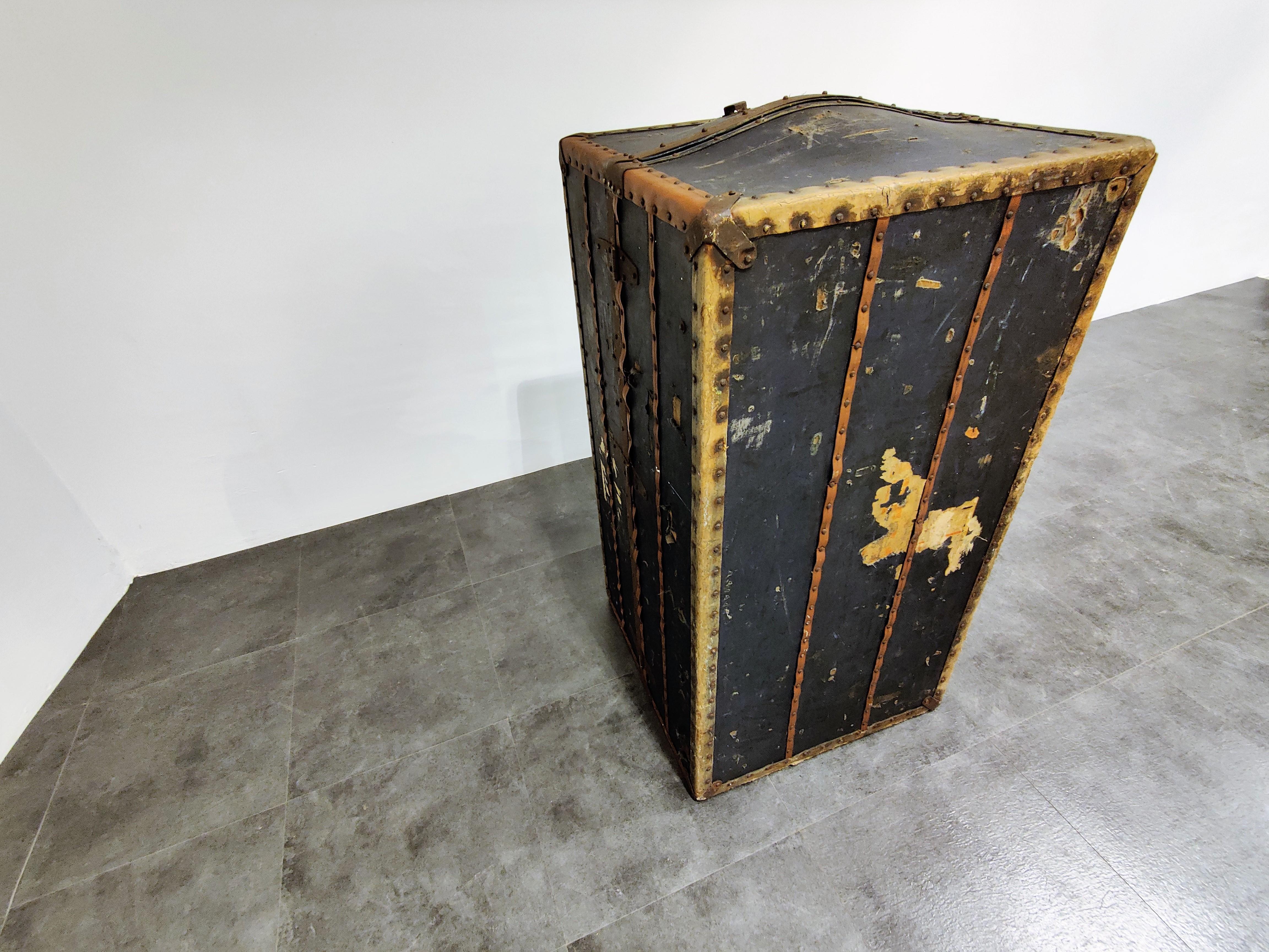 Beautiful and fully original steamer trunk by Innovation.

This authentic traveler’s case (steamer trunk) was used in the early 20th century to travel the world by boat. Travelling was then considered a privilege a was only for the wealthy. Back