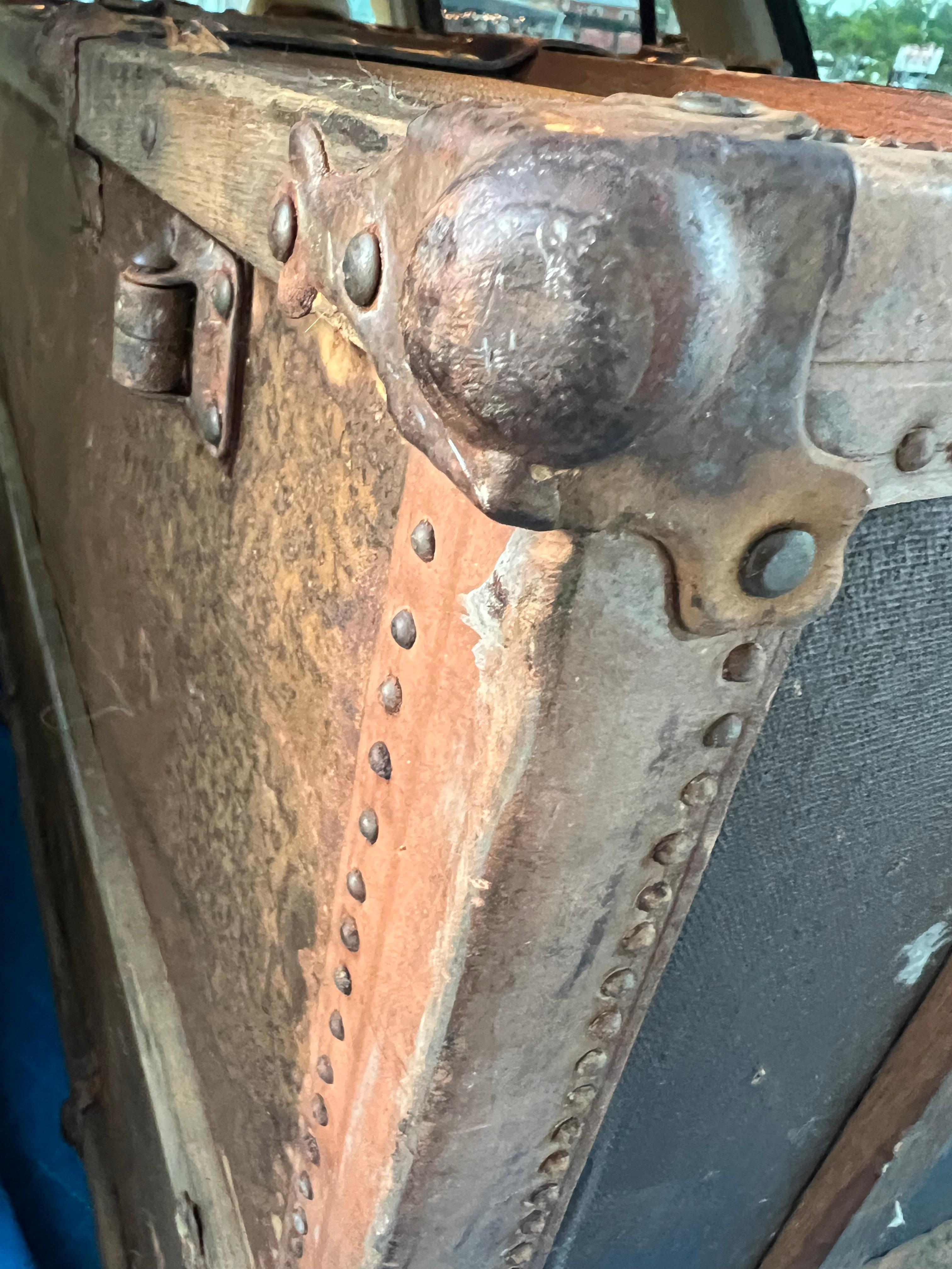 Antique Steamer Trunk Late 19th Century For Sale 5