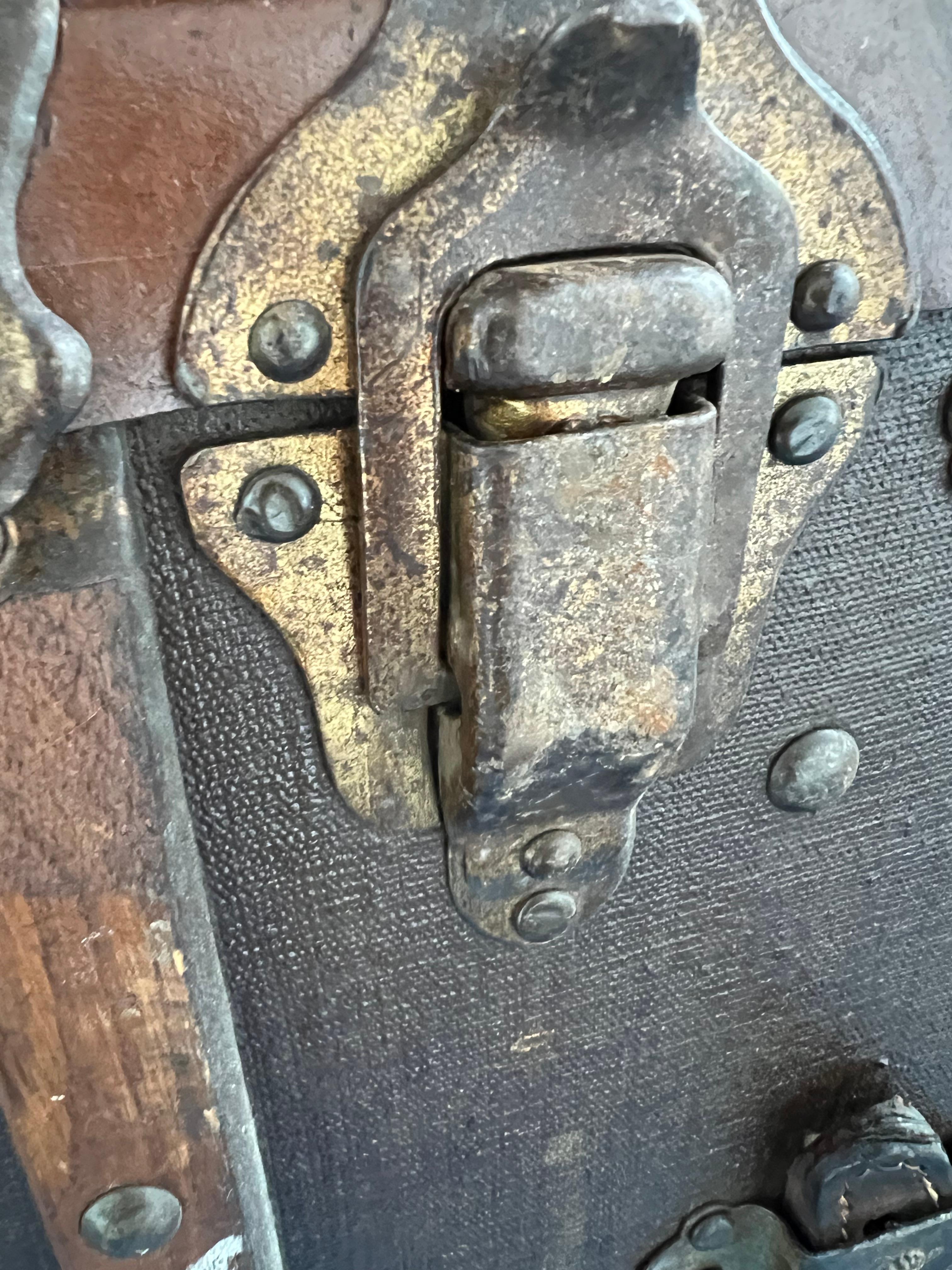 Antique Steamer Trunk Late 19th Century For Sale 6