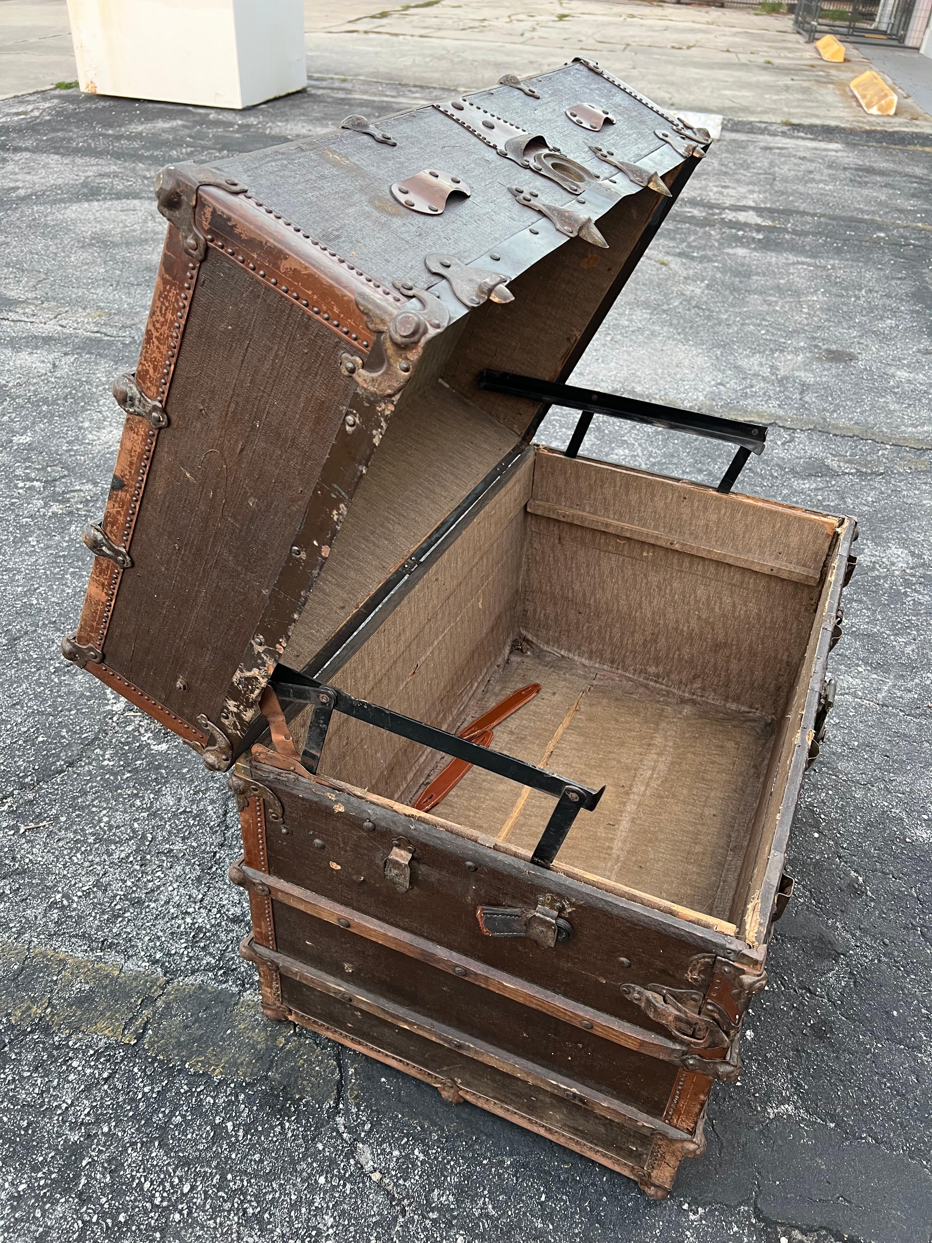Antique Steamer Trunk Late 19th Century In Good Condition For Sale In St.Petersburg, FL