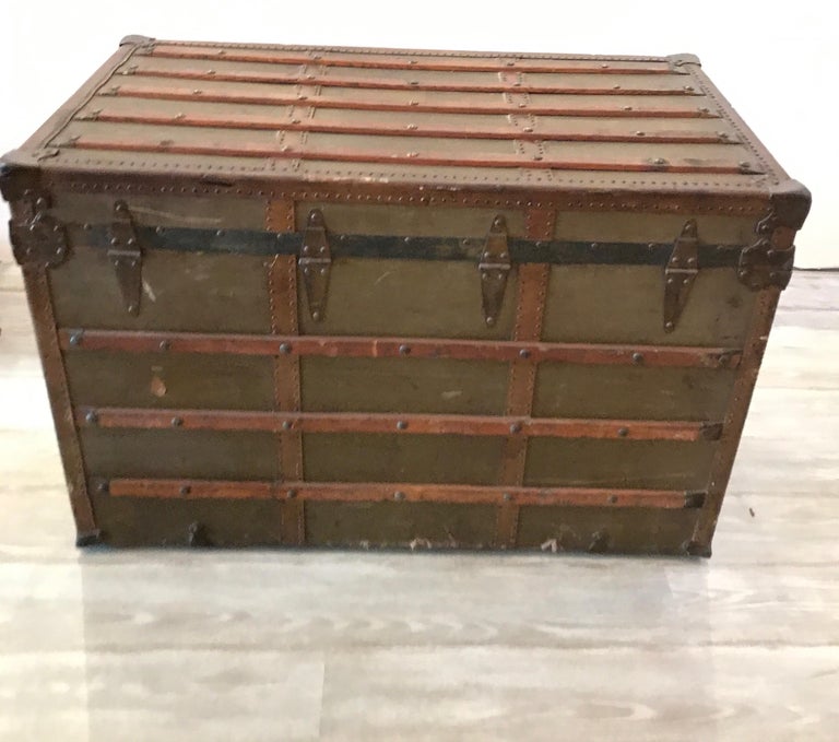 Vintage steamer trunk with interior tray; 14267-008 - R.H. Lee & Co.  Auctioneers
