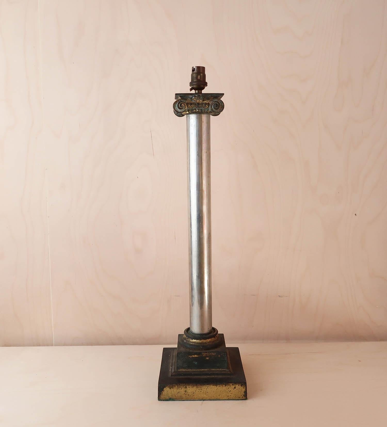 Néoclassique Lampe de table à colonne ionique en acier antique et laiton. Anglais, début du 19e siècle en vente